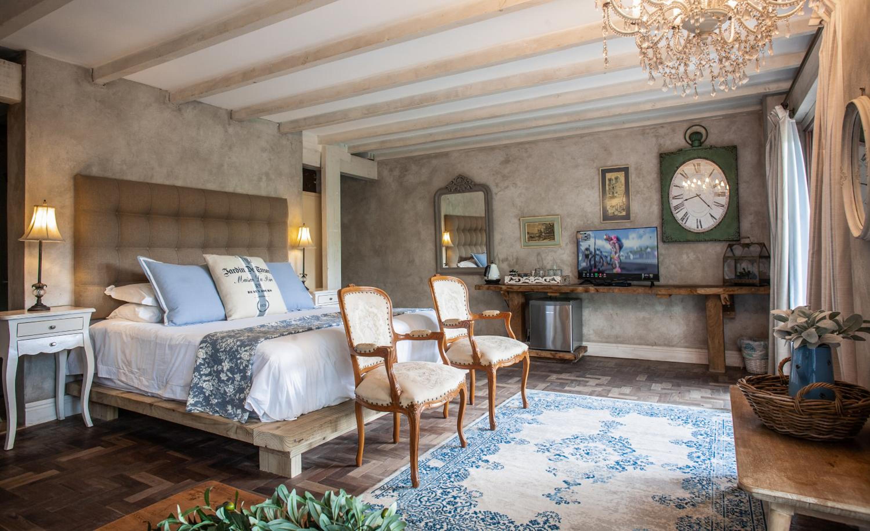 Superior Suite - Photo 17