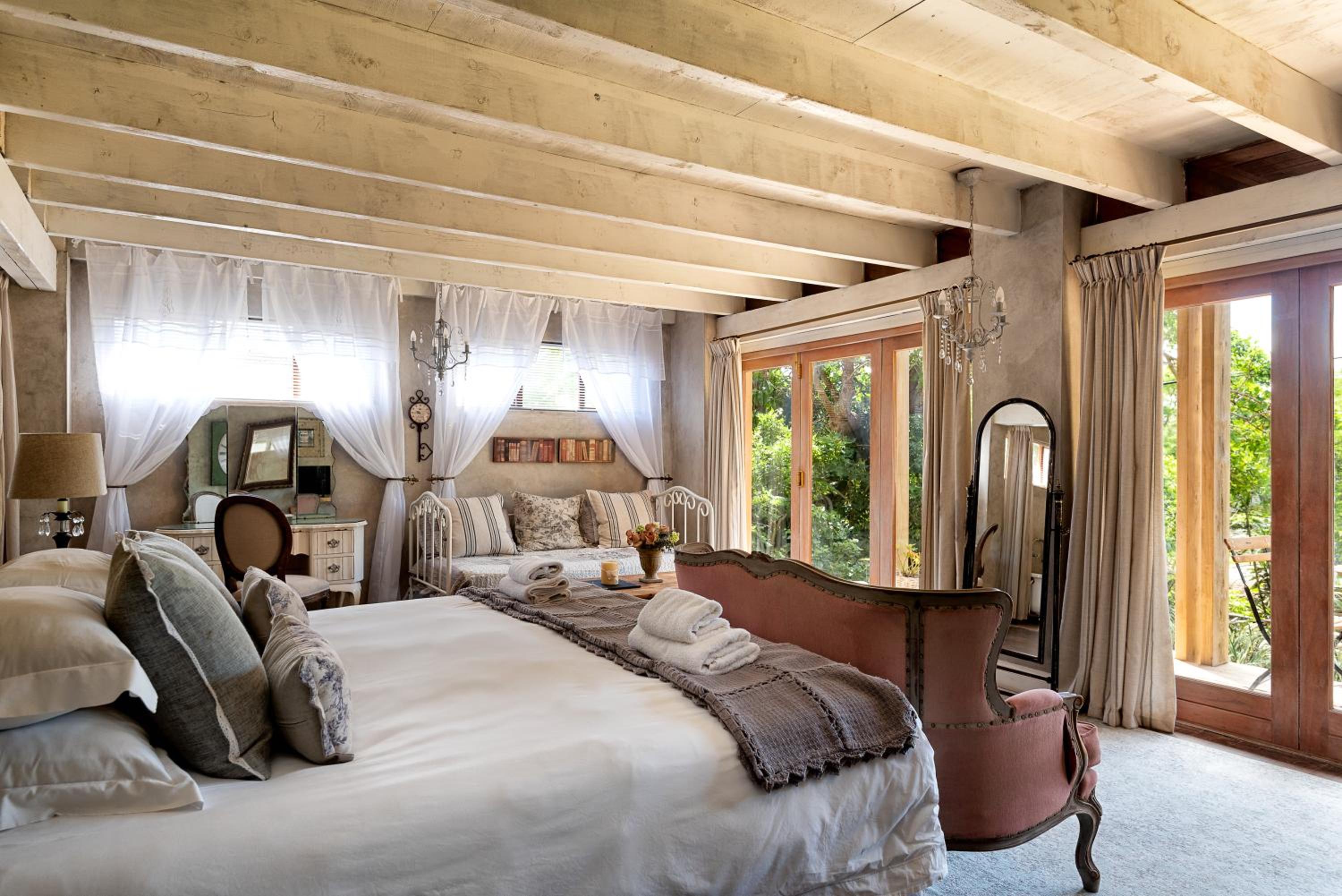 Superior Suite - Photo 12