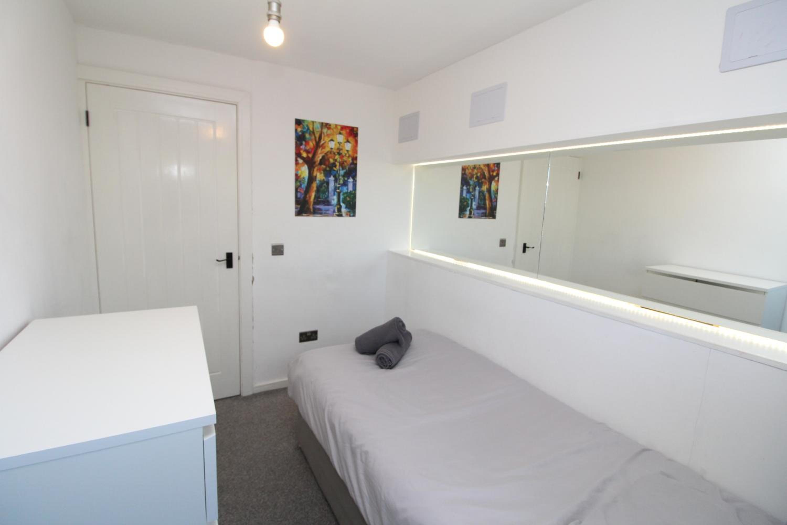 One-Bedroom Apartment photo 3