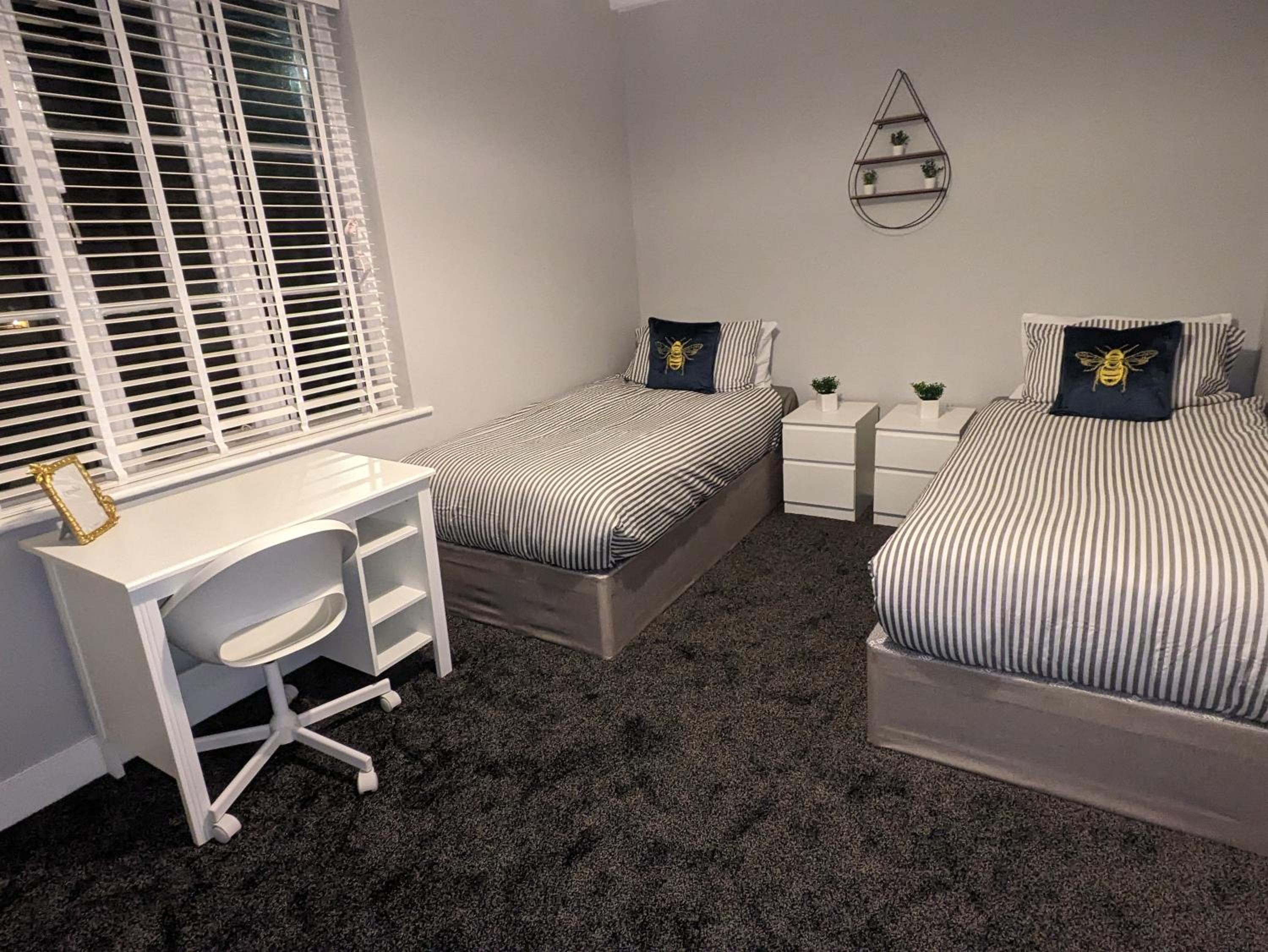 Twin Room with Shared Bathroom photo 2