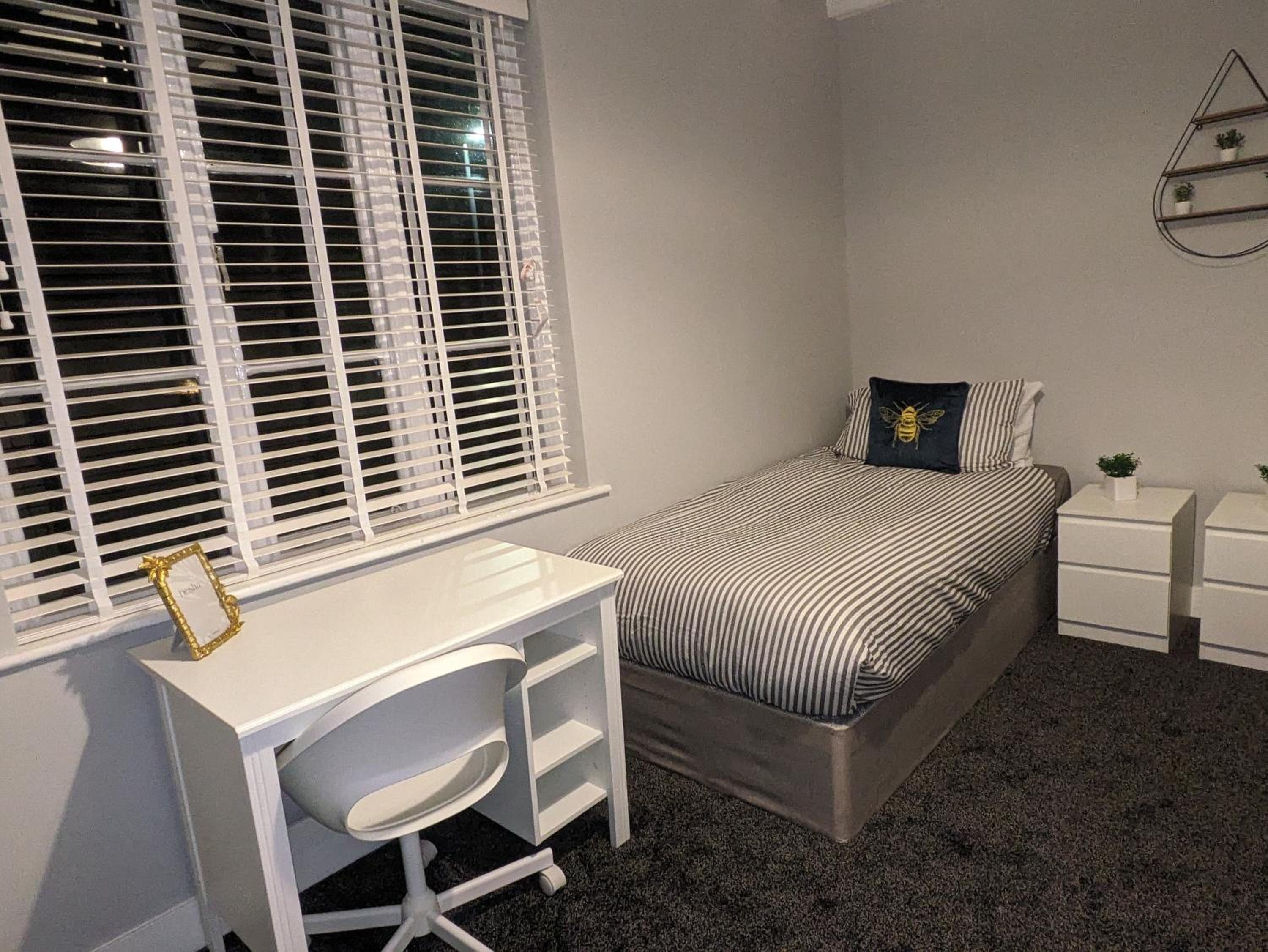 Twin Room with Shared Bathroom photo 3