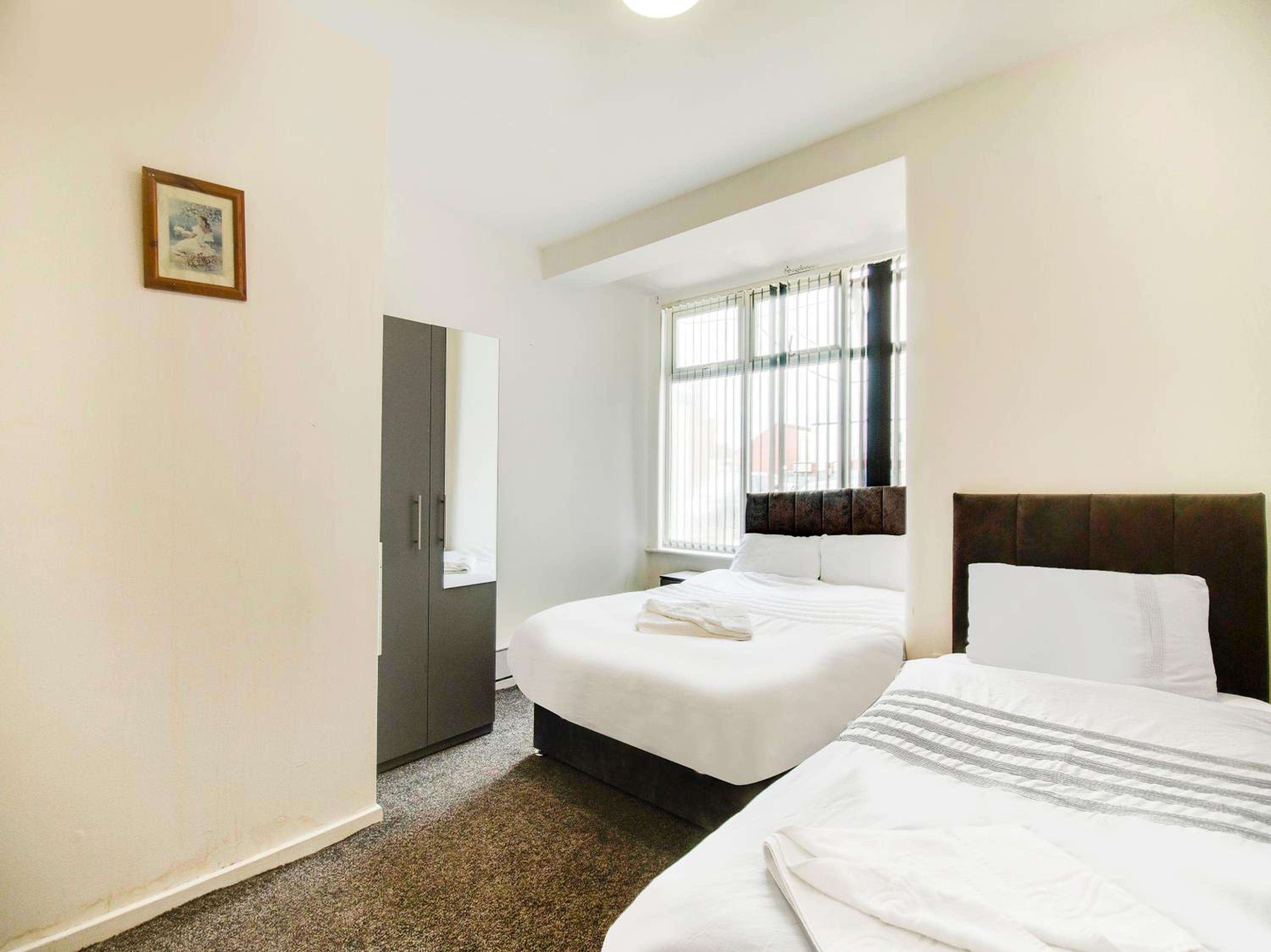 Standard Twin Room With Shared Bathroom photo 3