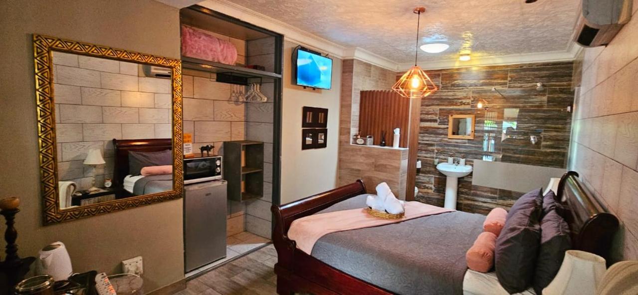 Deluxe Double Room with Shower - Photo 22