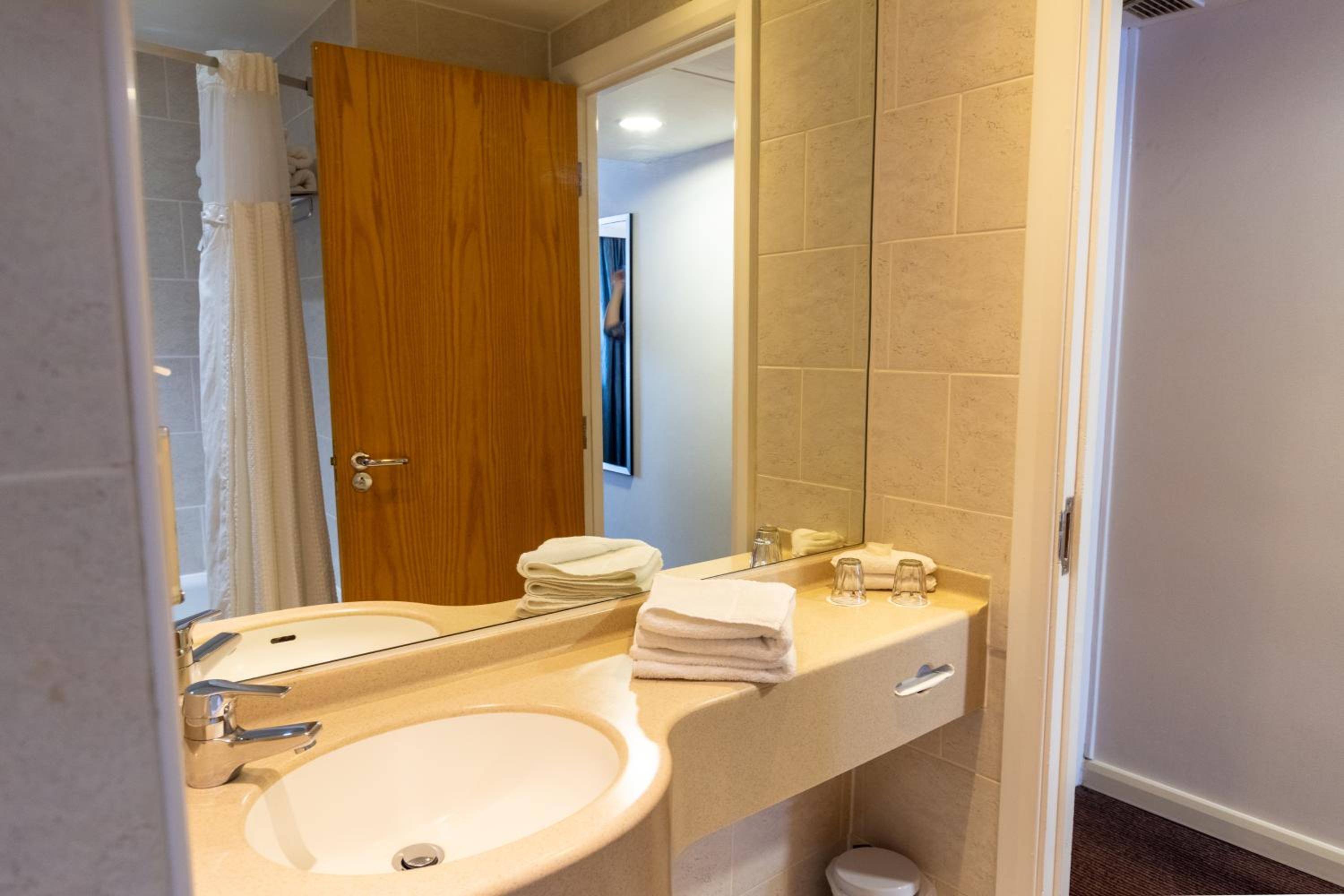 Standard Twin Room - Photo 4
