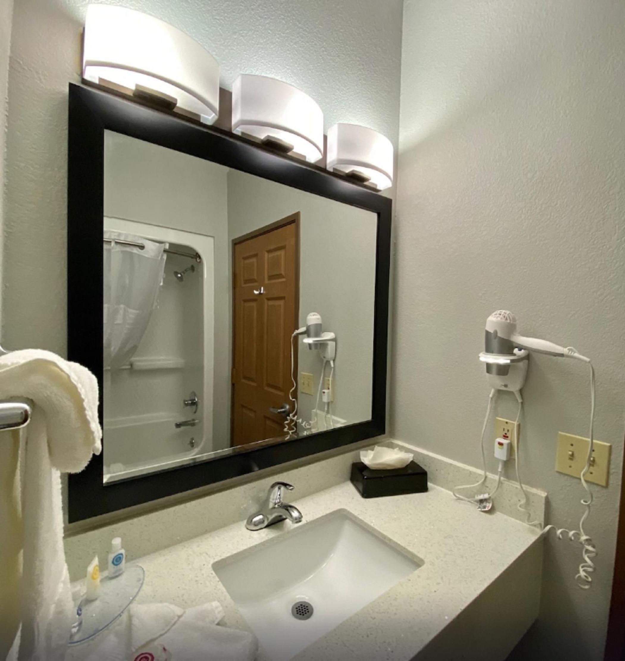 Queen Room with Two Queen Beds - Accessible/Non-Smoking  - Photo 4