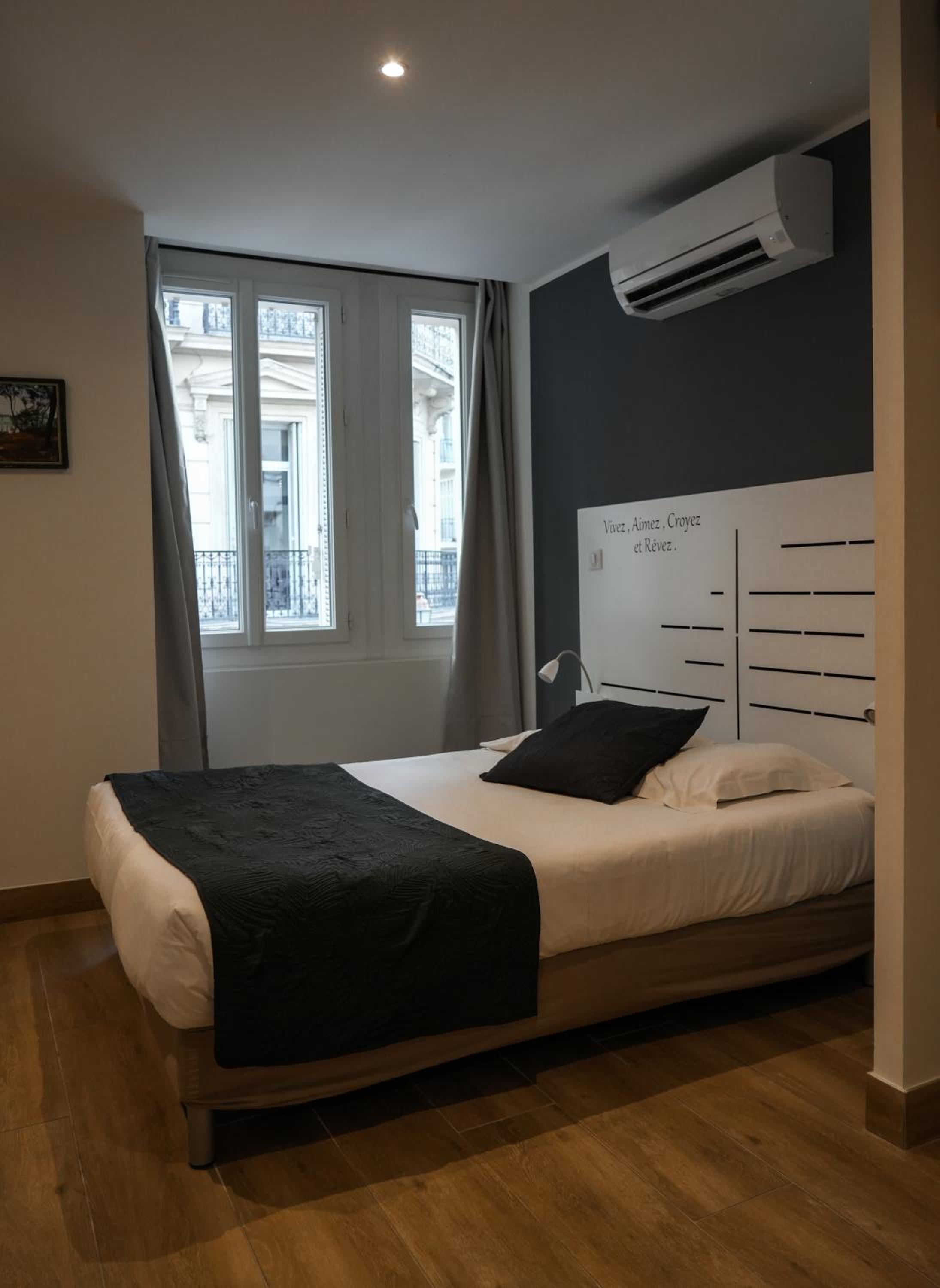 Standard Double Room - Photo 11