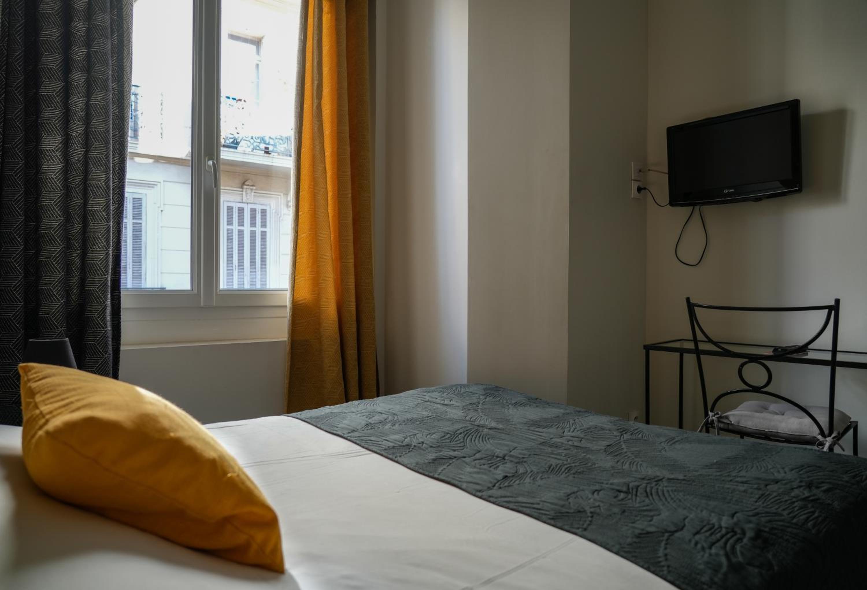Standard Double Room - Photo 10
