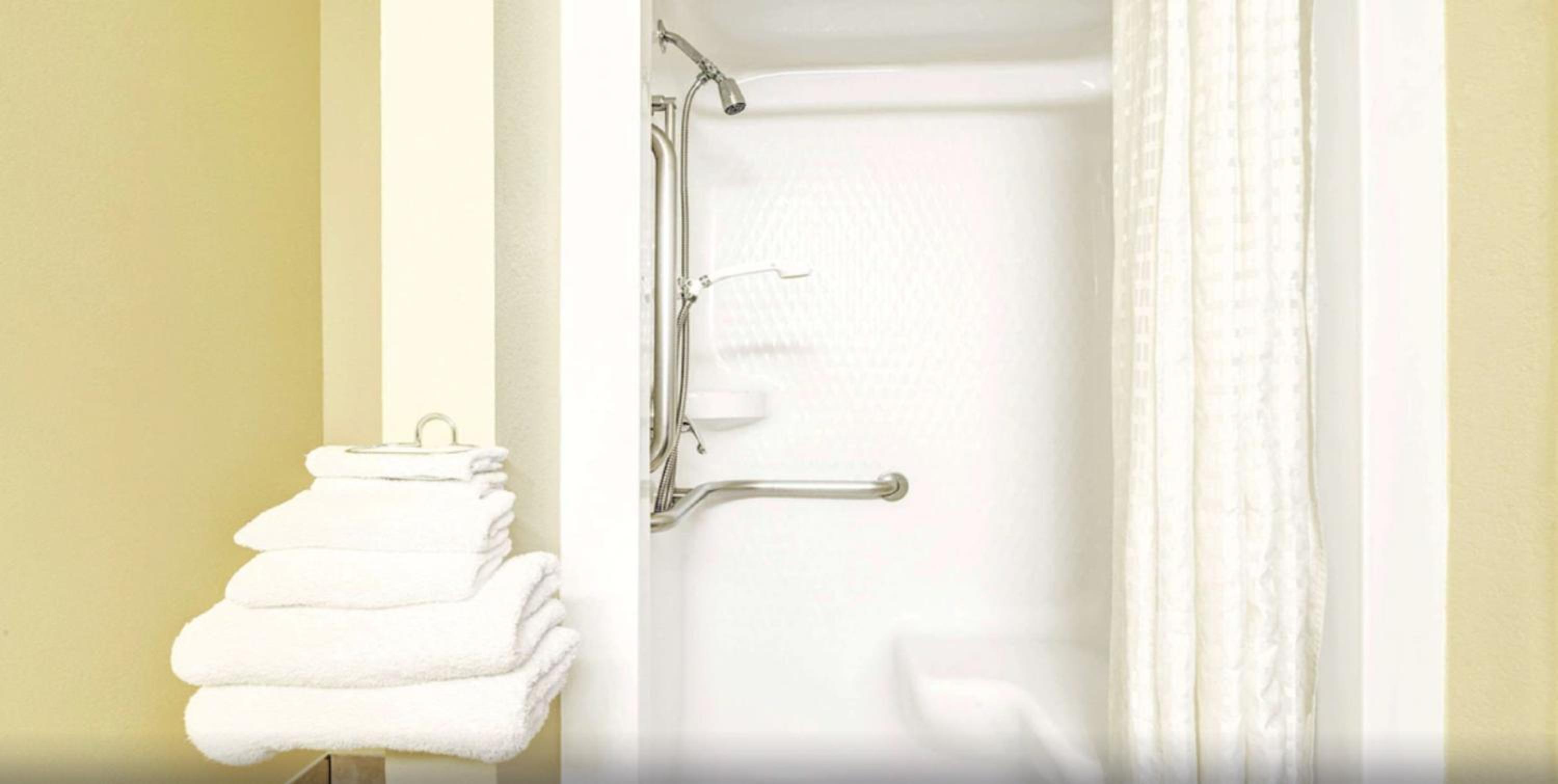 Queen Room with Bath Tub - Mobility Accessible/Non-Smoking - Photo 3