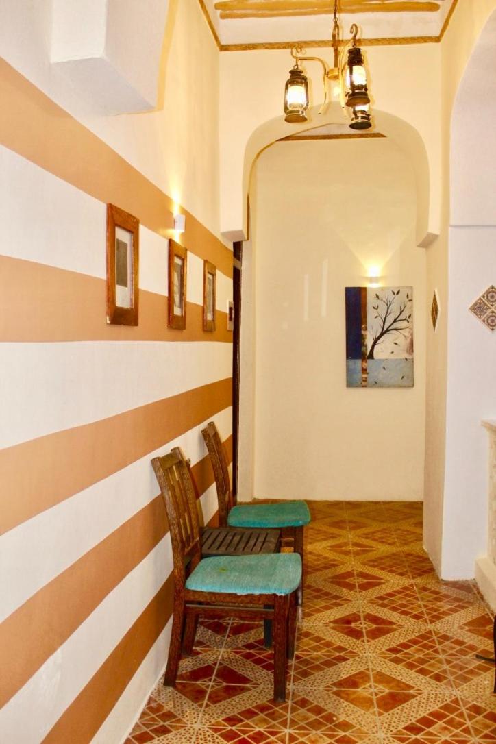 Deluxe Double Room with Bath - Photo 9