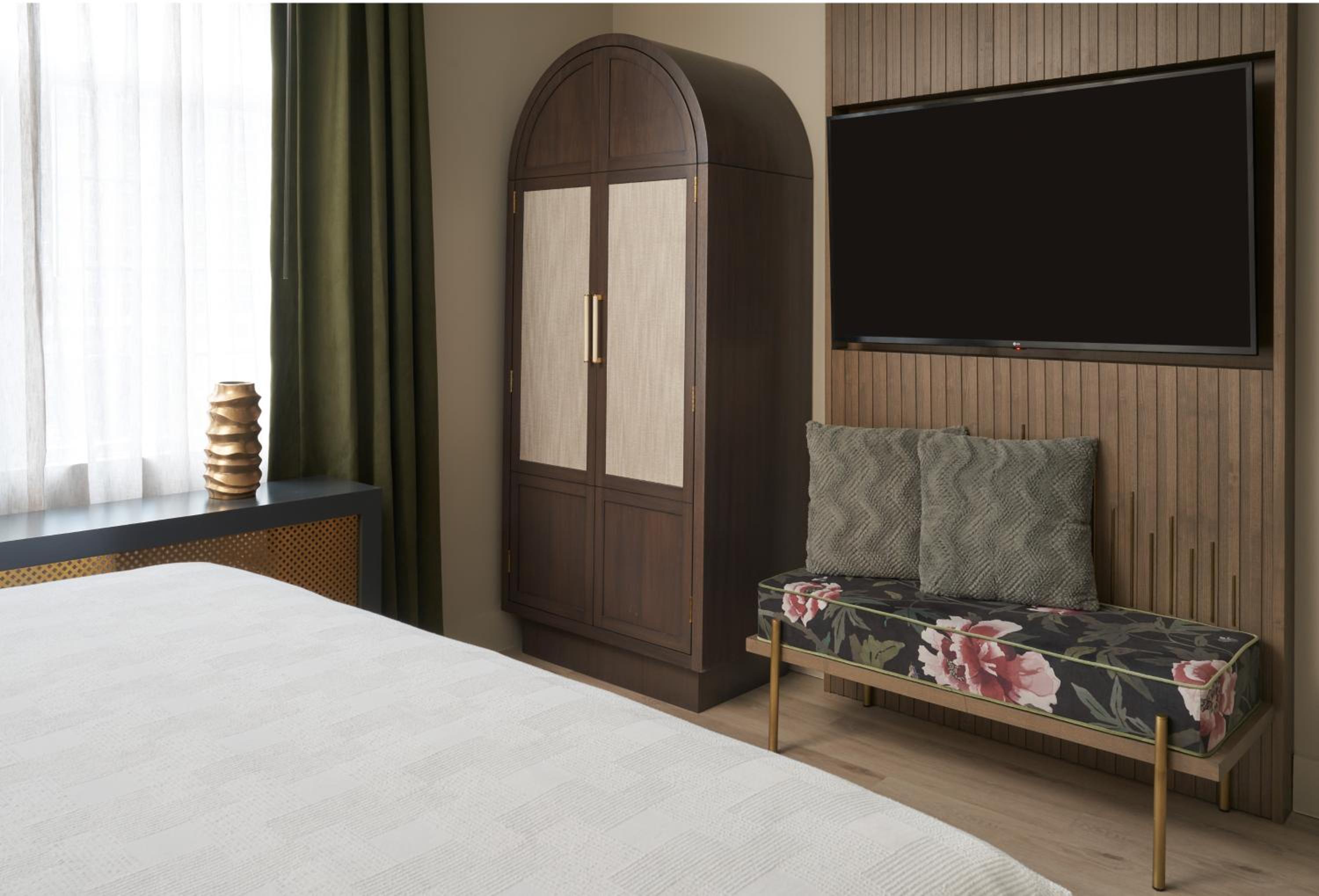 Standard King Room - Photo 6