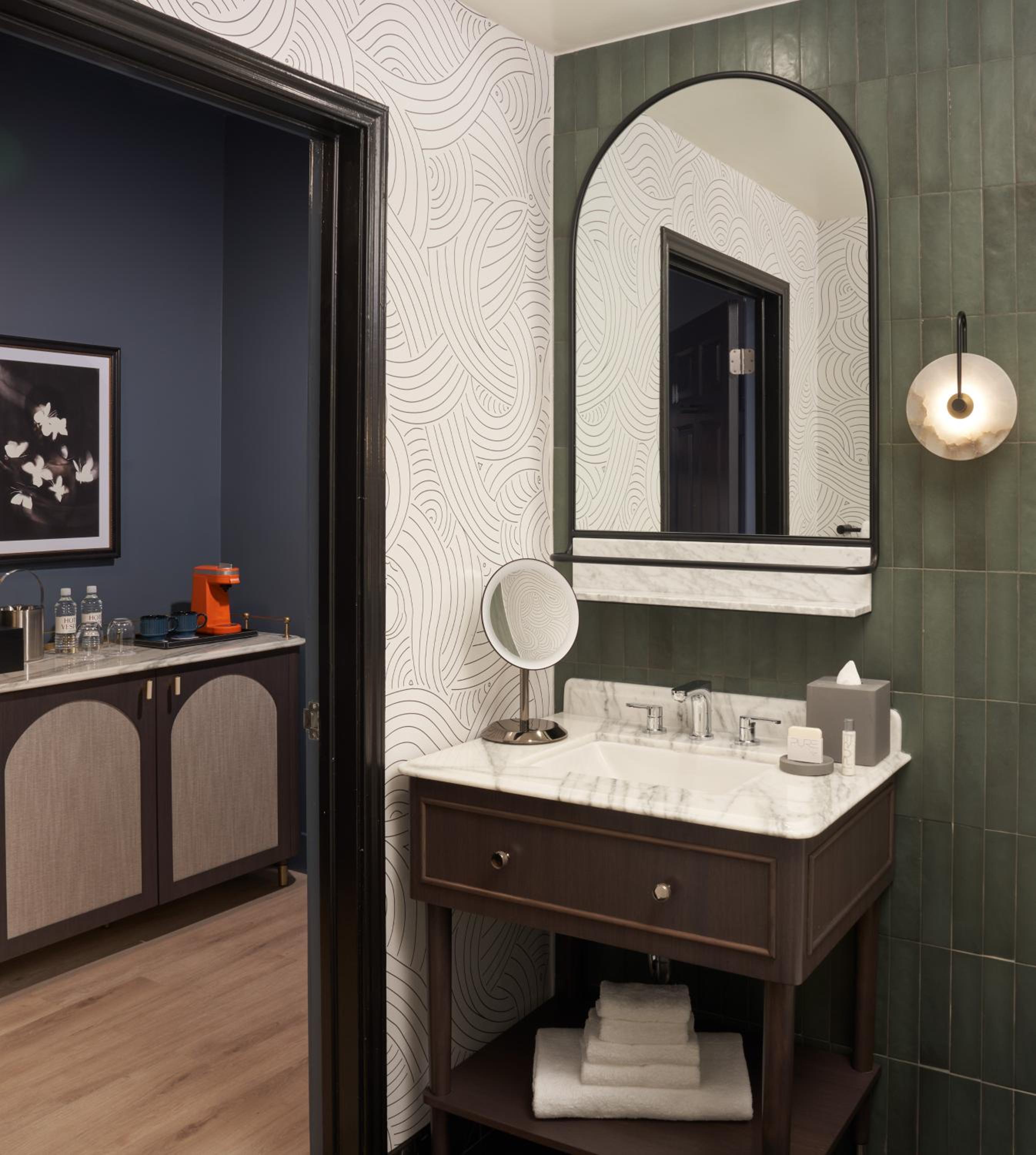 Standard King Room - Photo 8