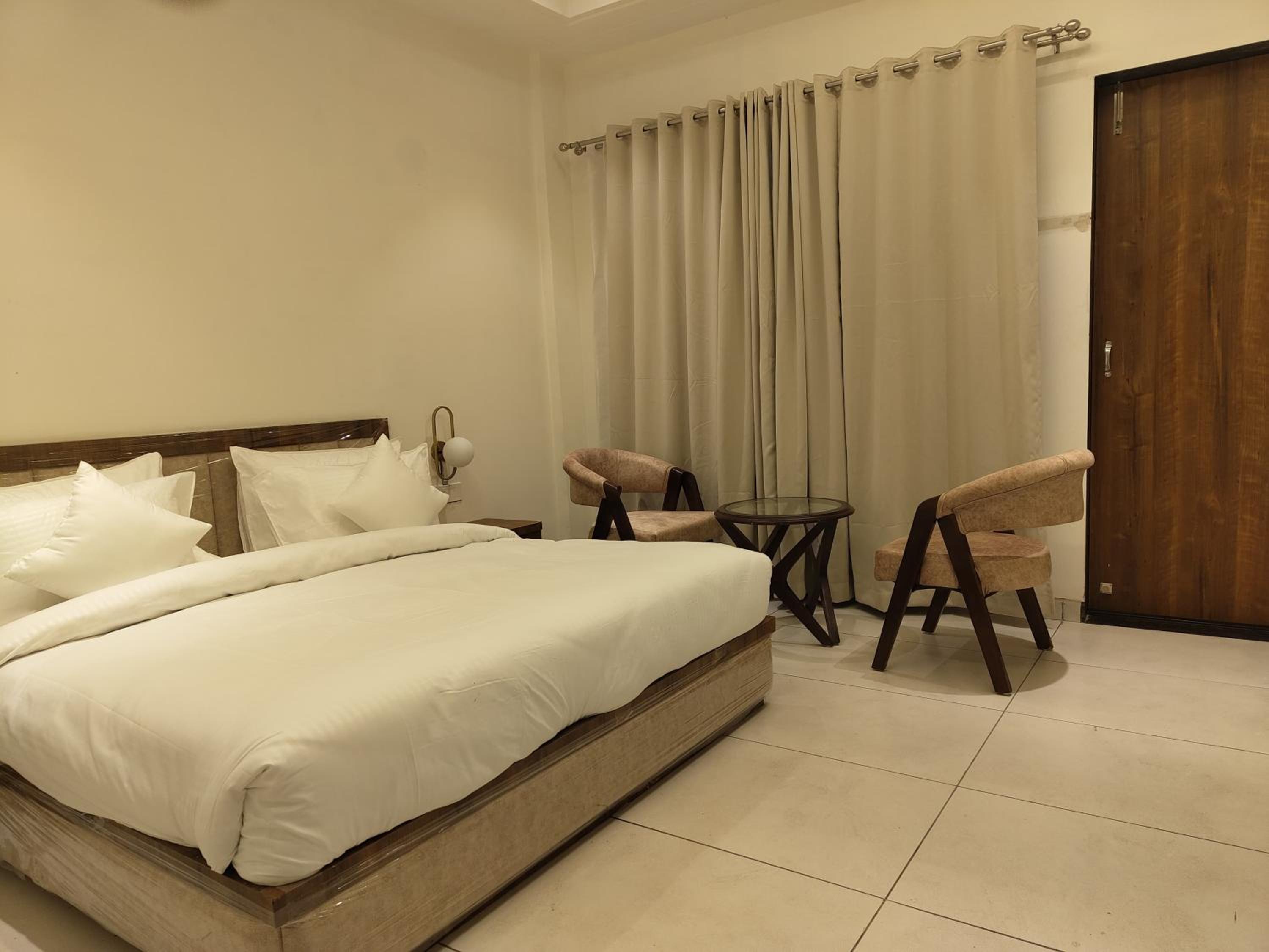 King Room with Balcony photo 1