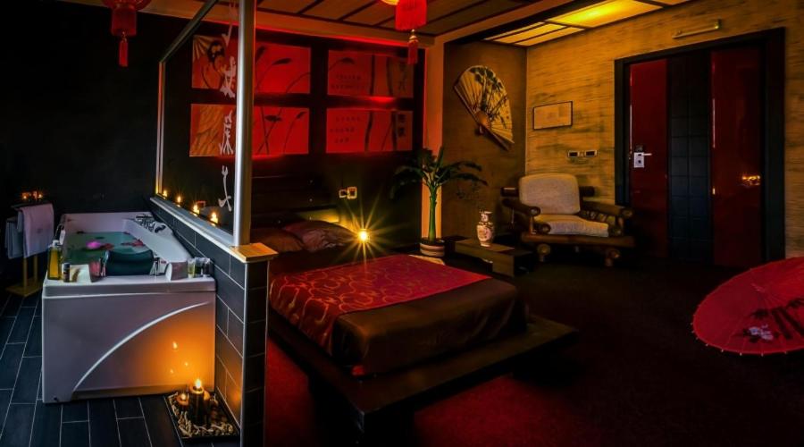 Deluxe Suite with Spa Bath - Photo 8