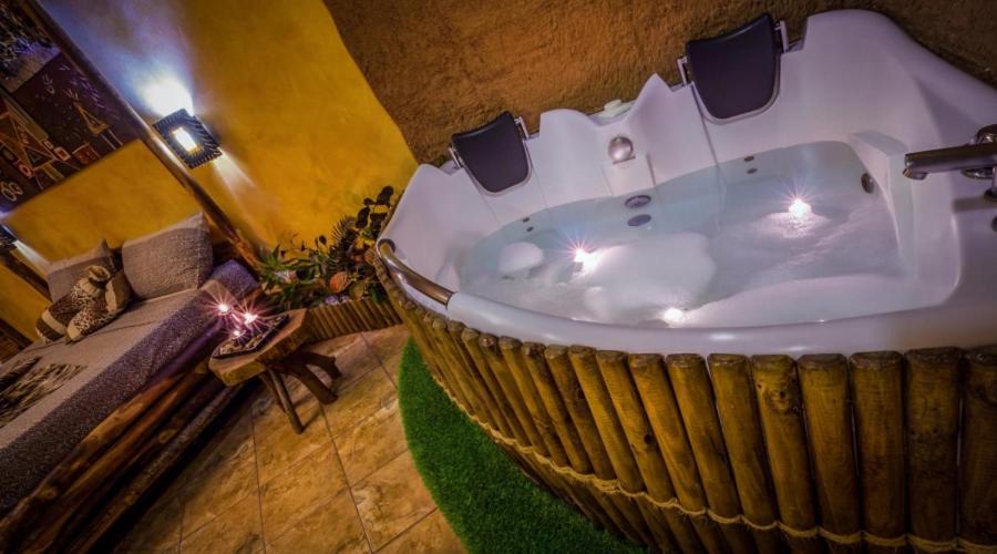Deluxe Suite with Spa Bath - Photo 7