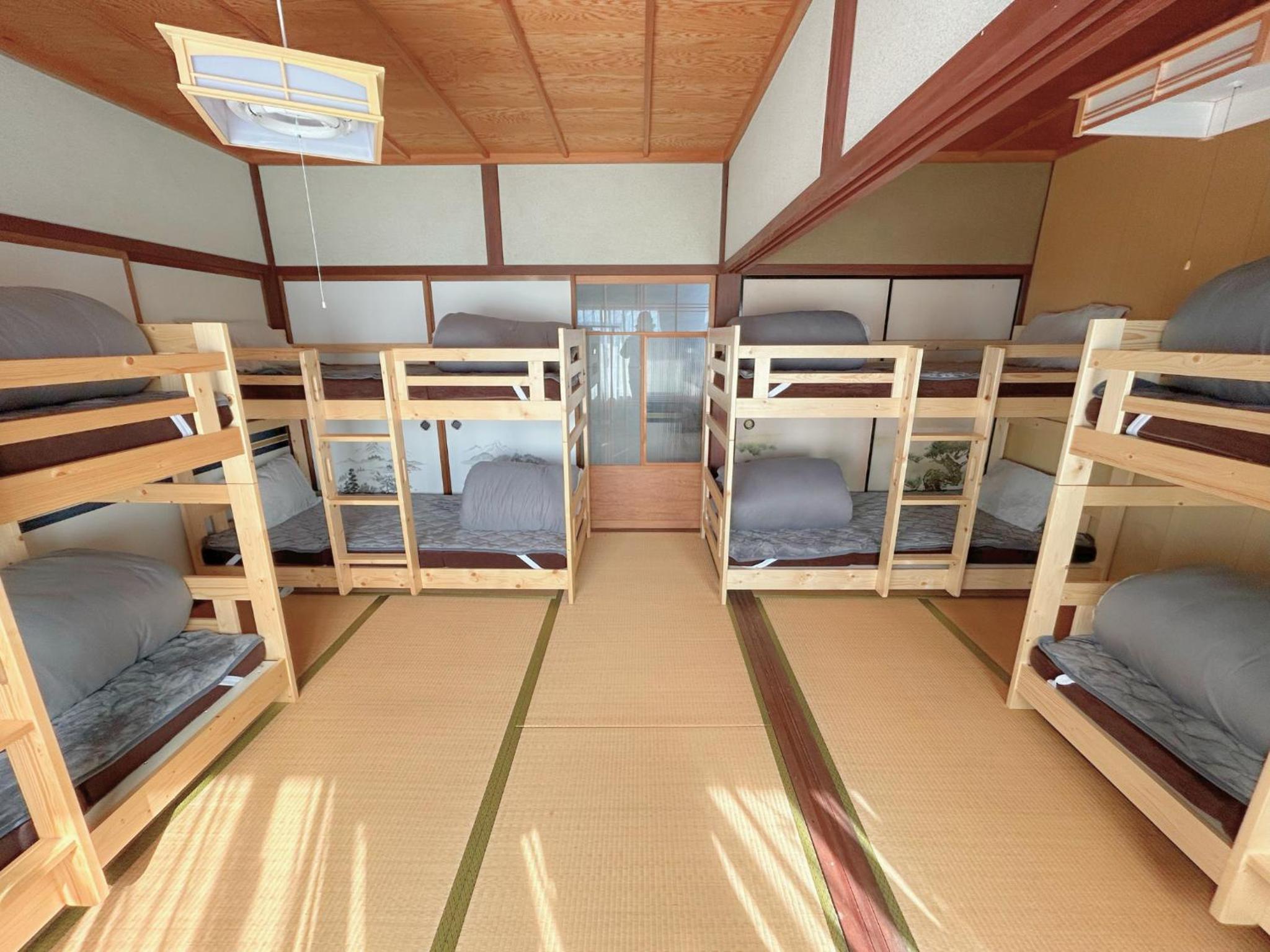 8-Bed Mixed Dormitory Room photo 3