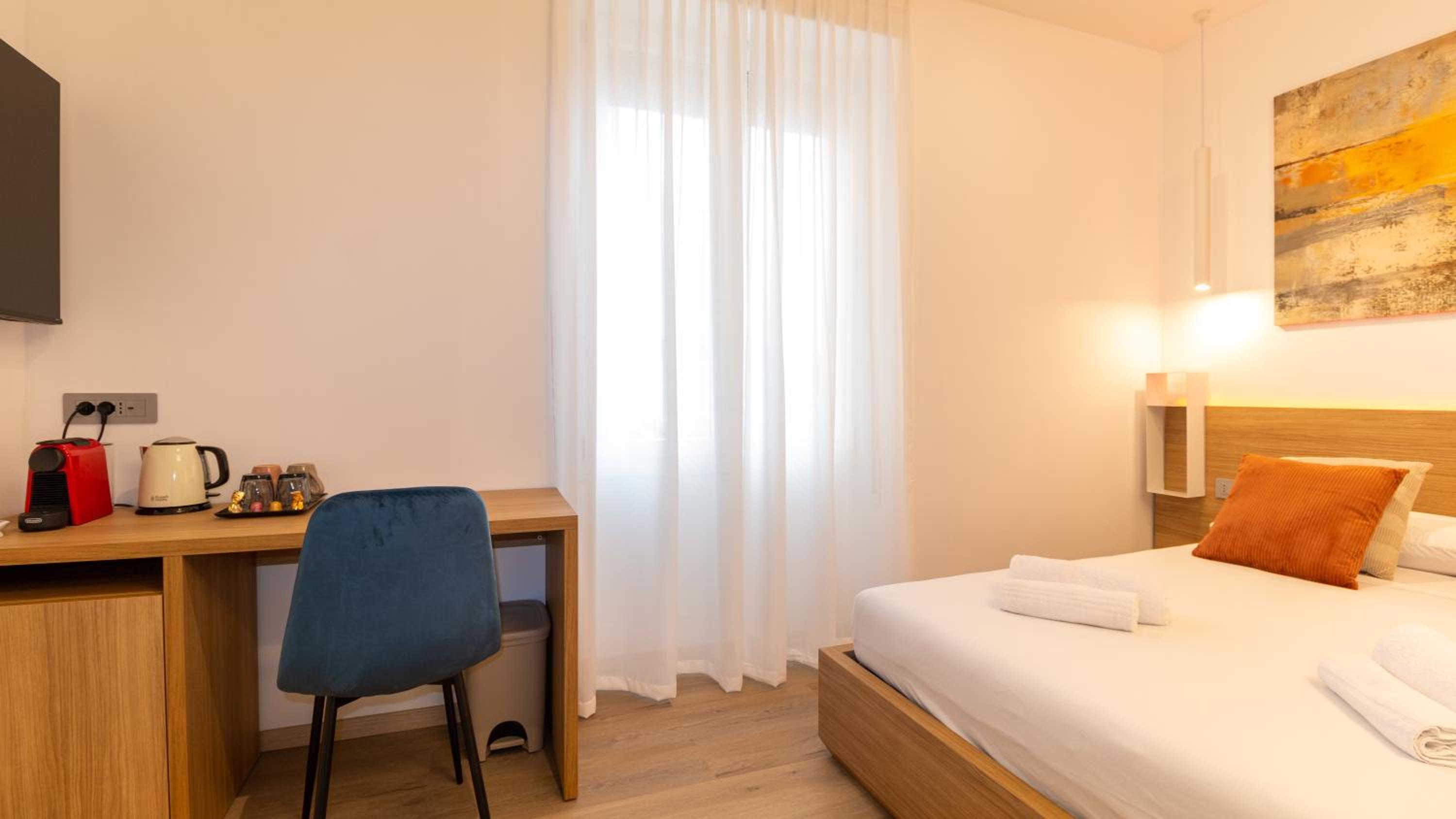 Double Room with Balcony - Photo 11