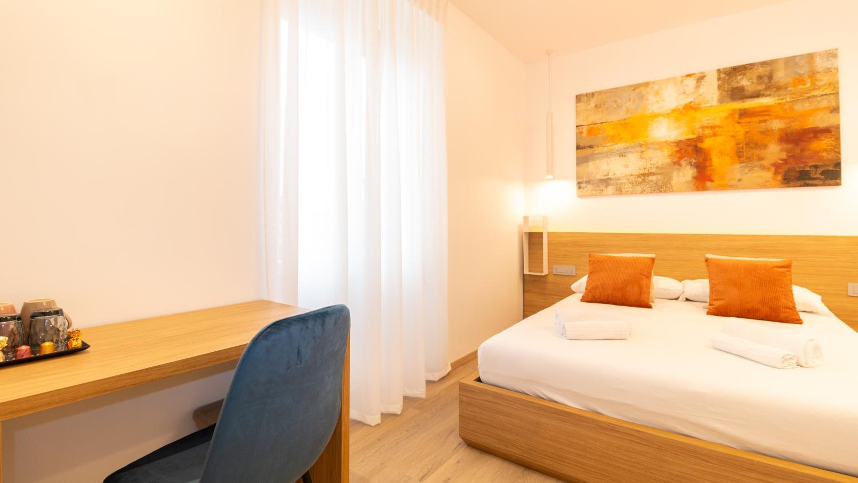 Double Room with Balcony - Photo 12