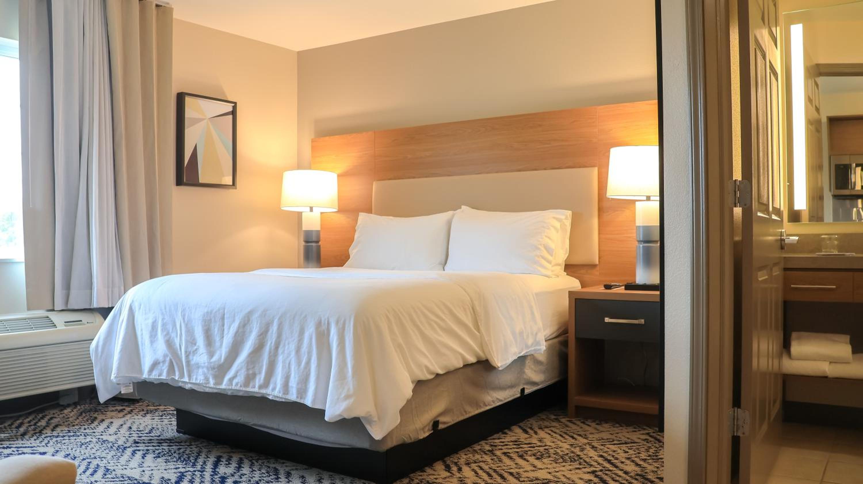Studio Queen Suite - Accessible - Photo 4