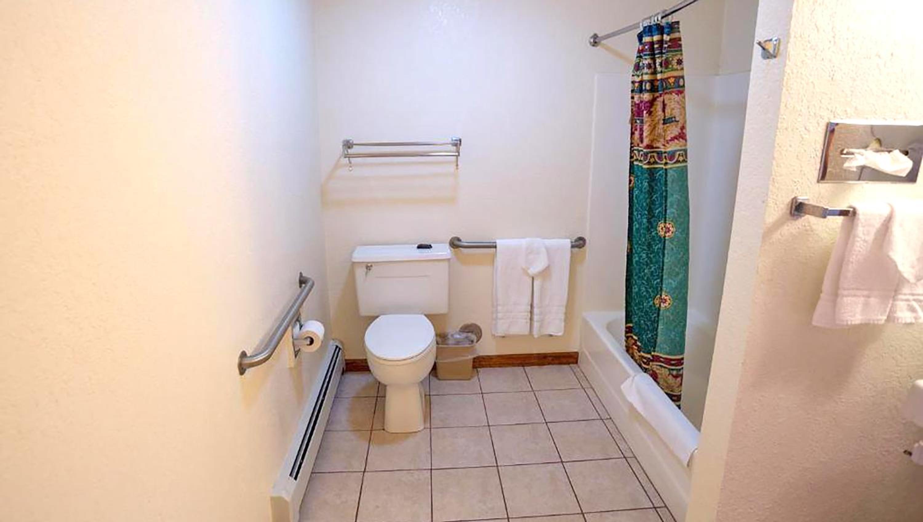 Queen Room - Disability Access - Photo 6