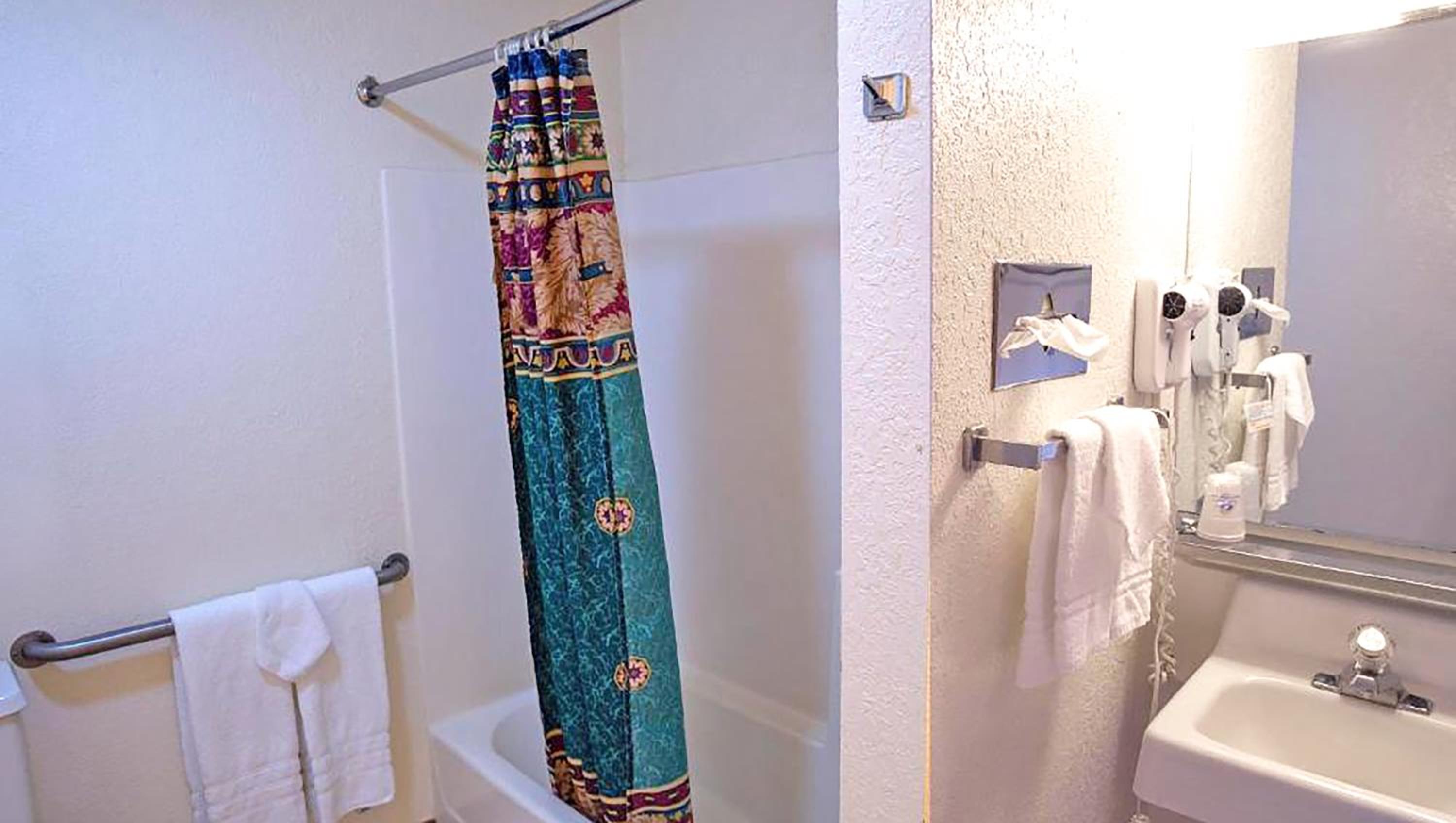 Queen Room - Disability Access - Photo 5