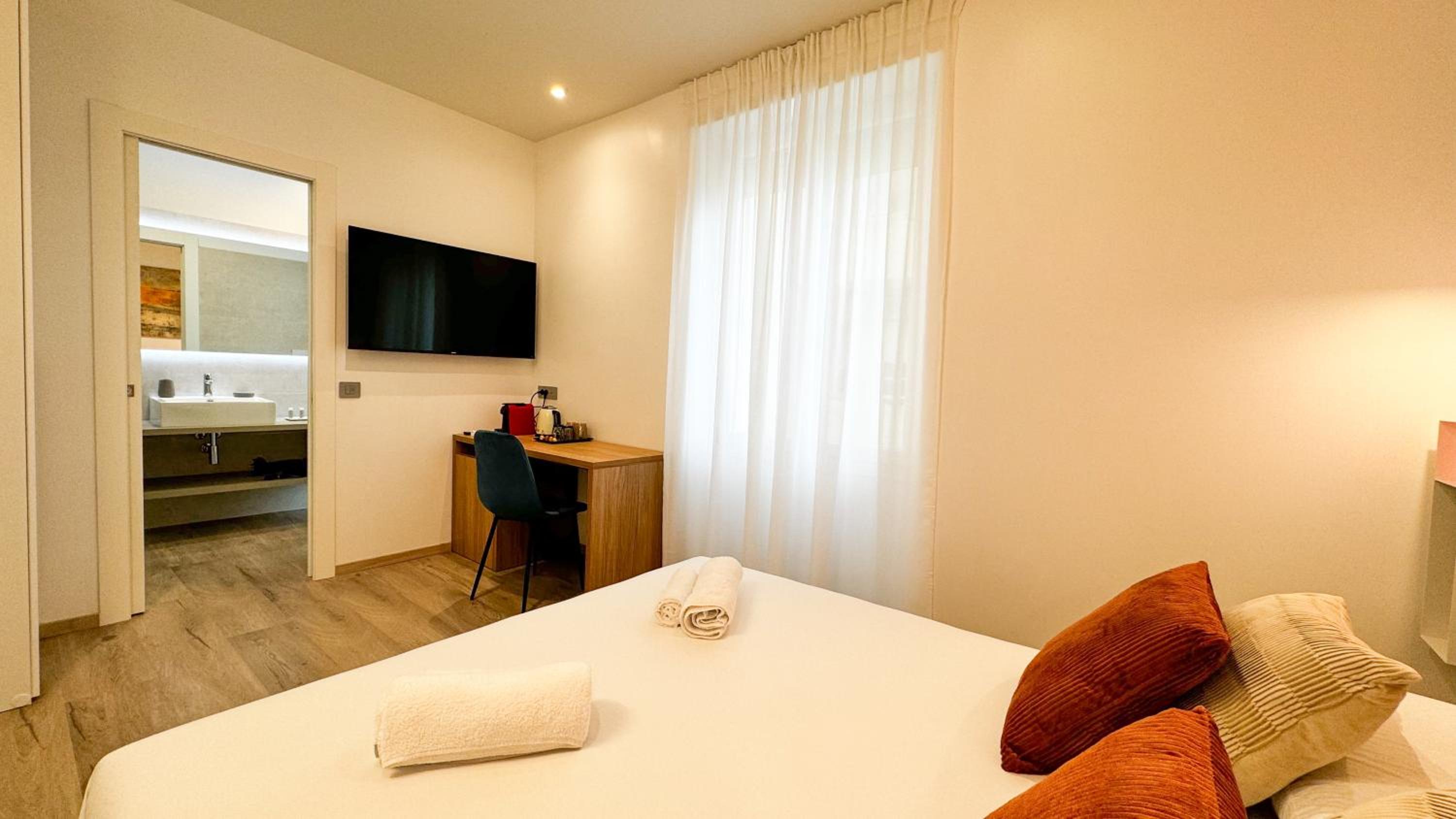 Double Room with Balcony - Photo 8