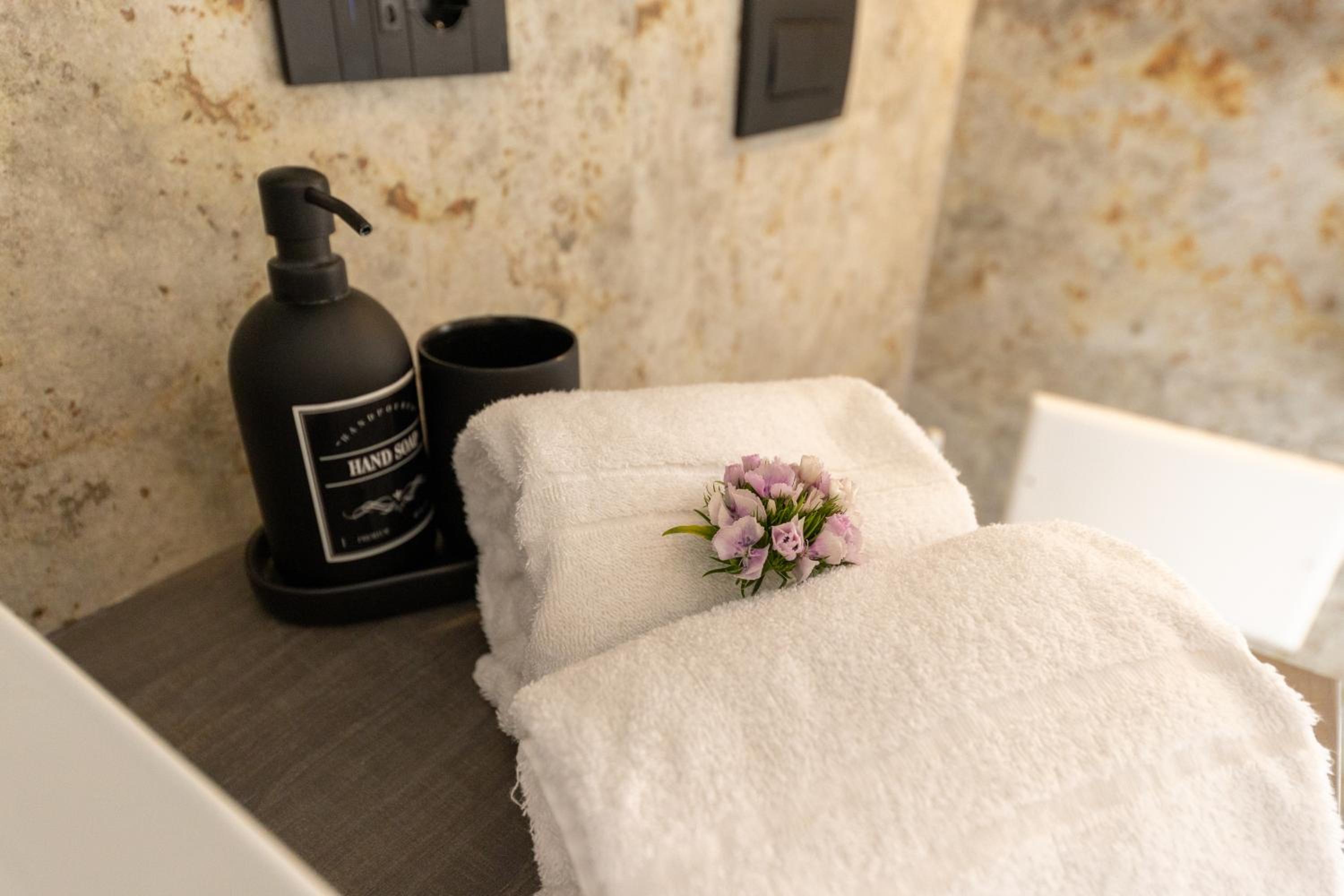 Queen Suite with Spa Bath photo 3