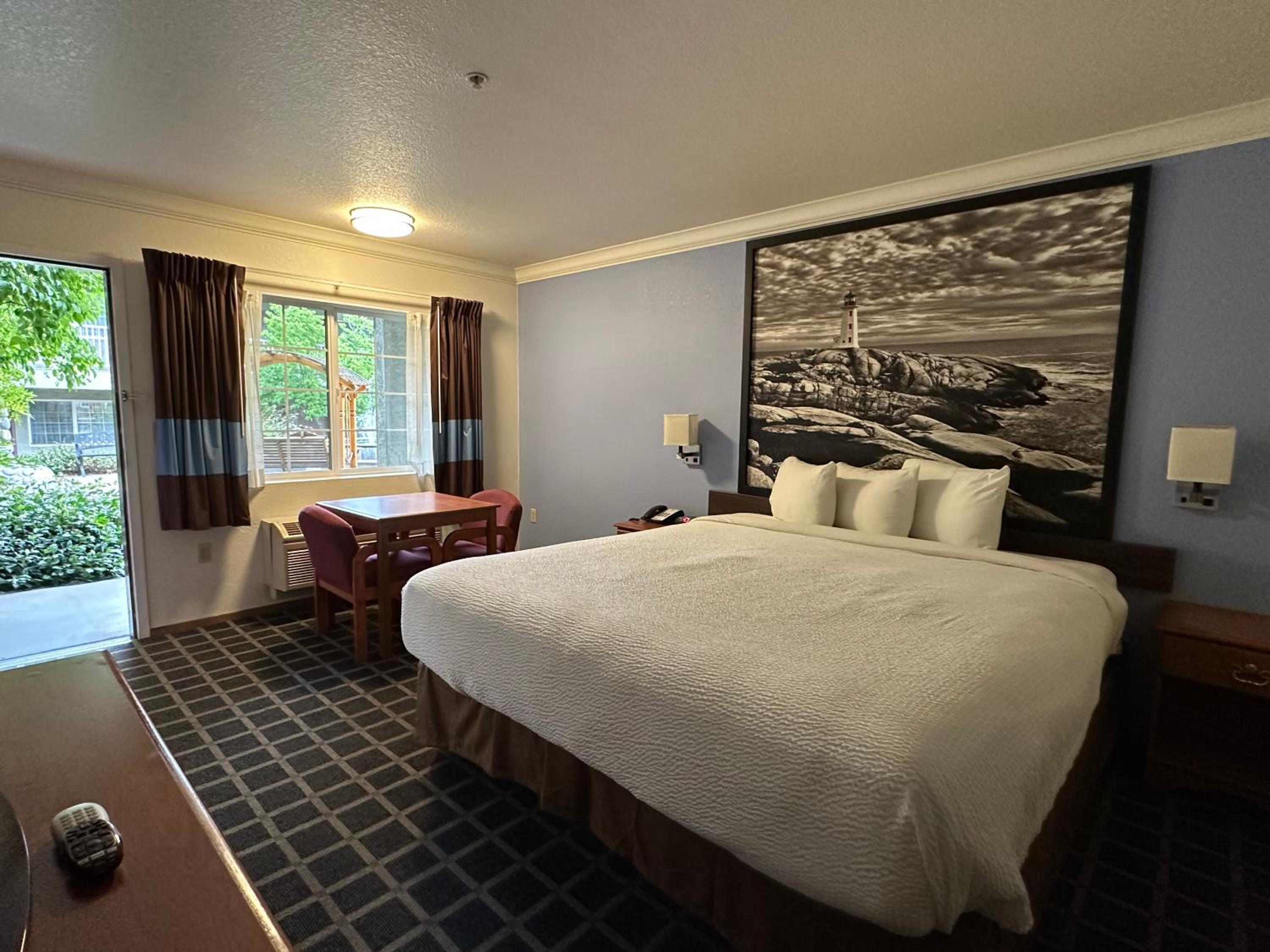 King Room - Non-Smoking photo 1