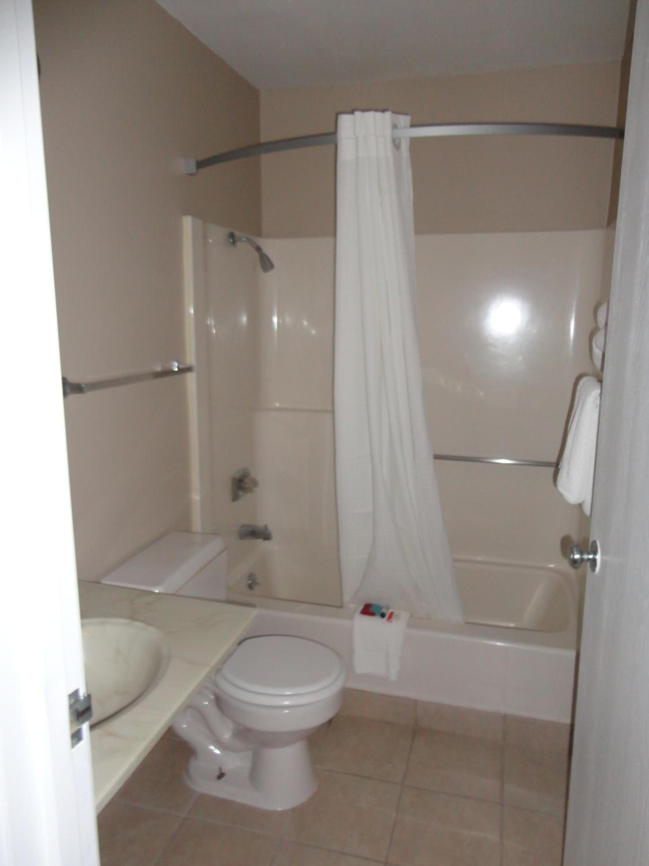 Queen Room - Non-Smoking - Photo 7