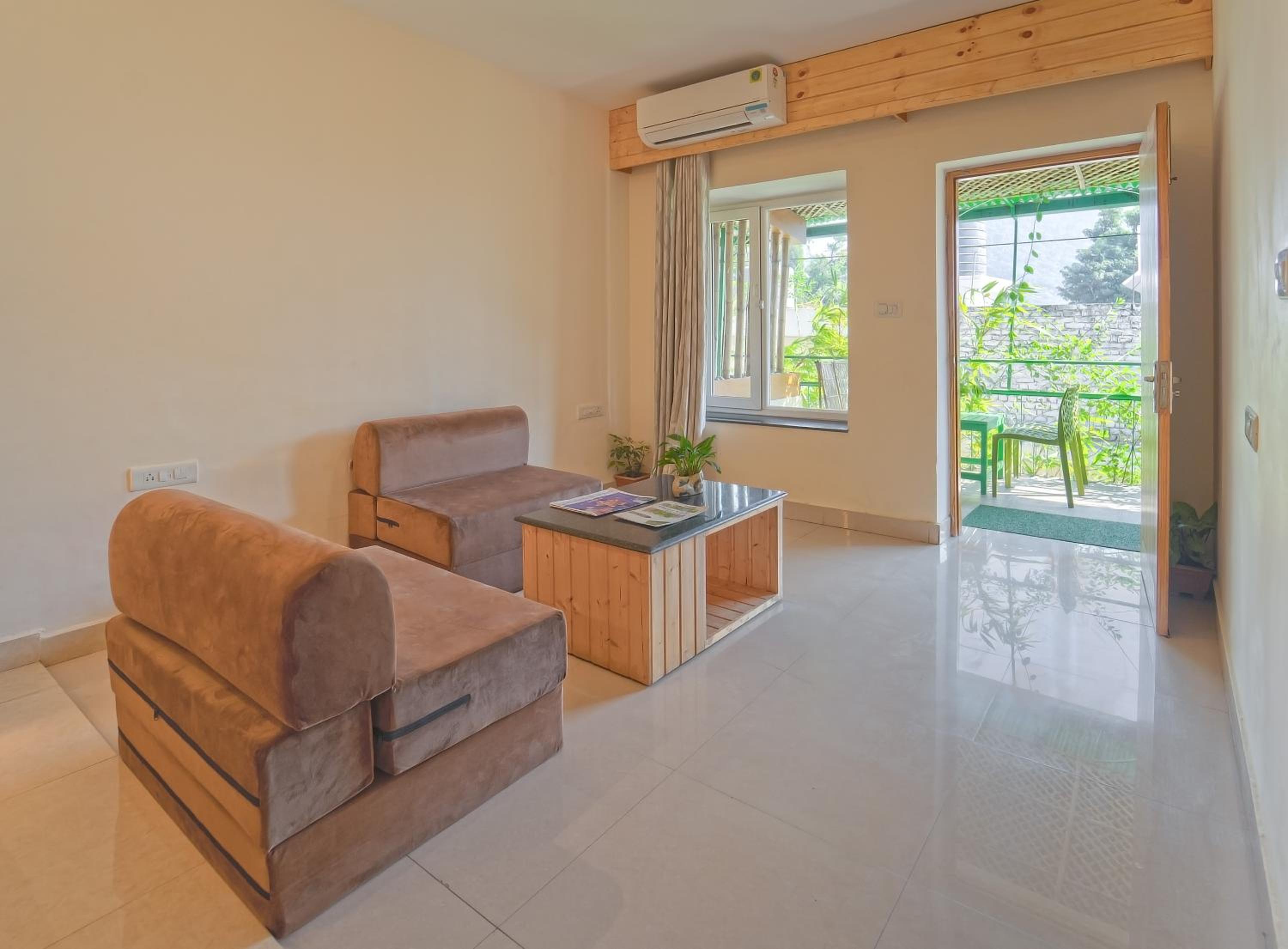 Junior Suite with Balcony - Photo 3