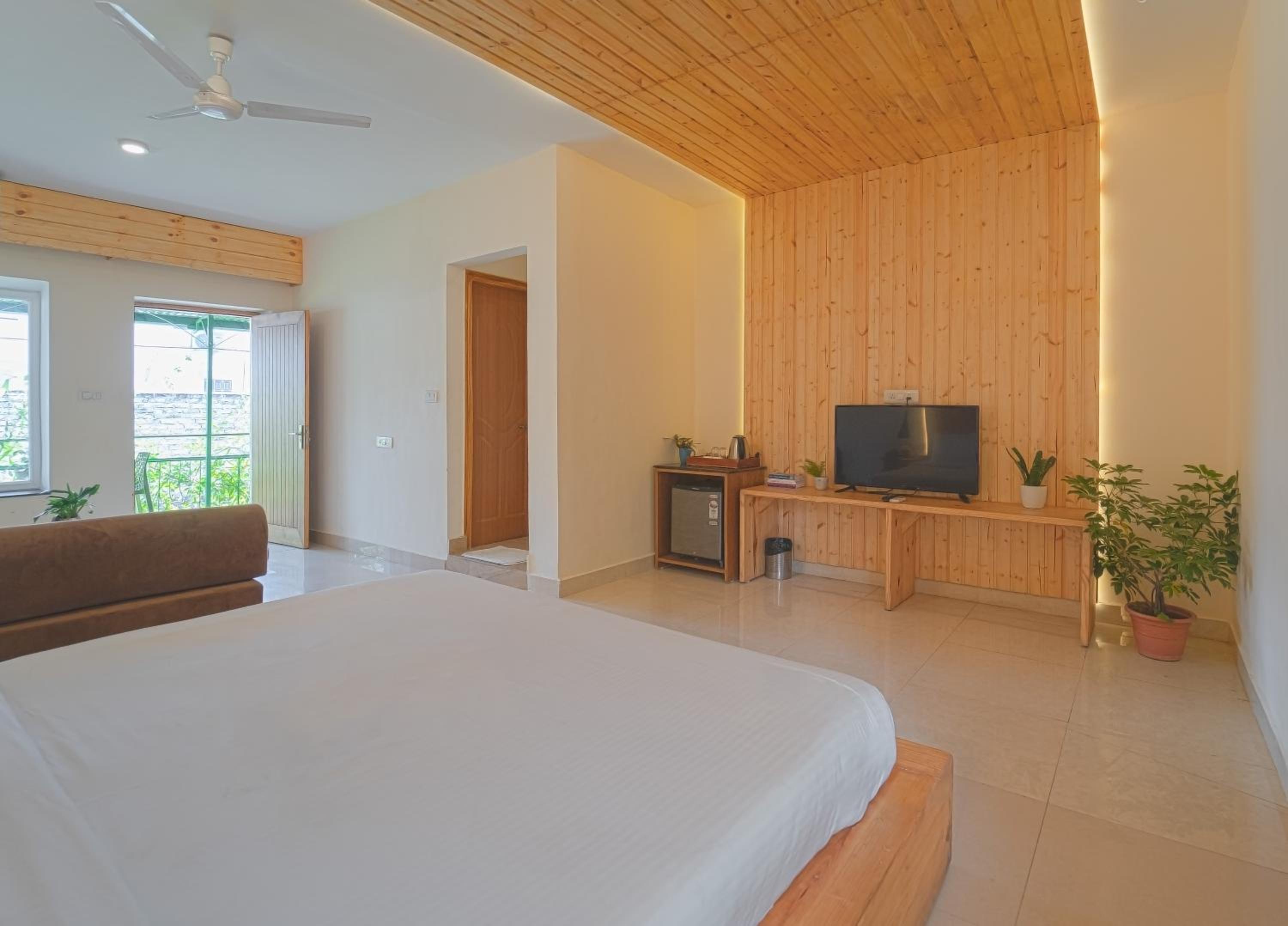 Junior Suite with Balcony - Photo 2