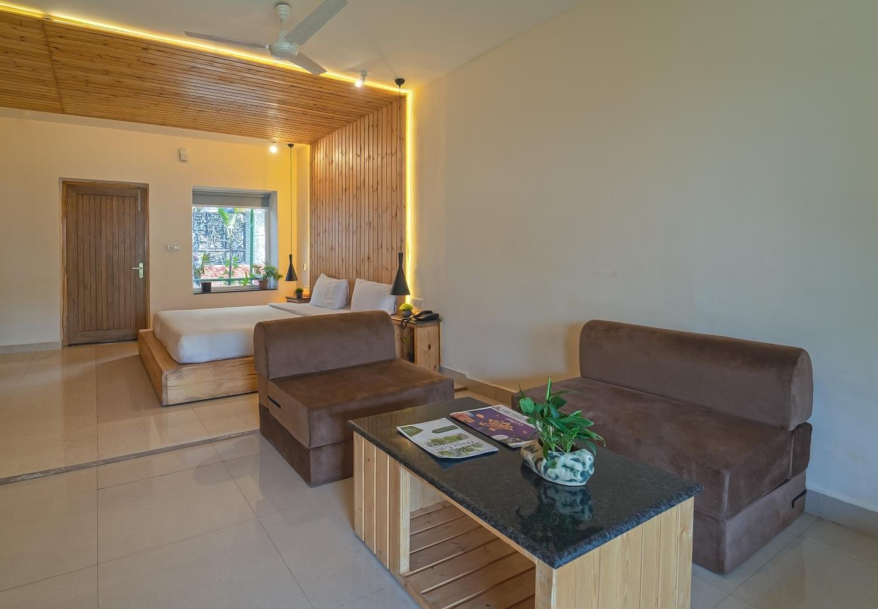 Junior Suite with Balcony - Photo 4
