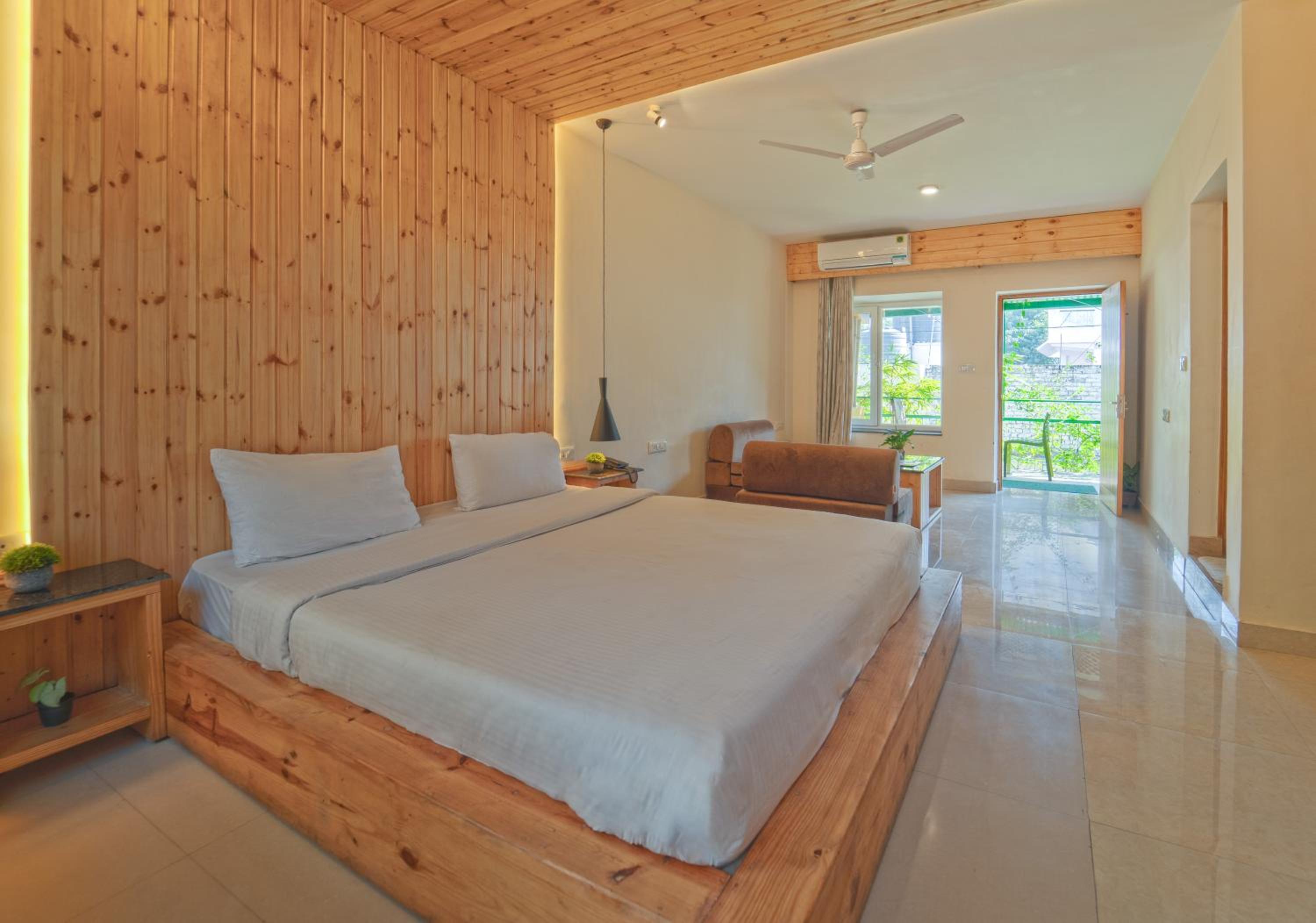 Junior Suite with Balcony - Photo 5