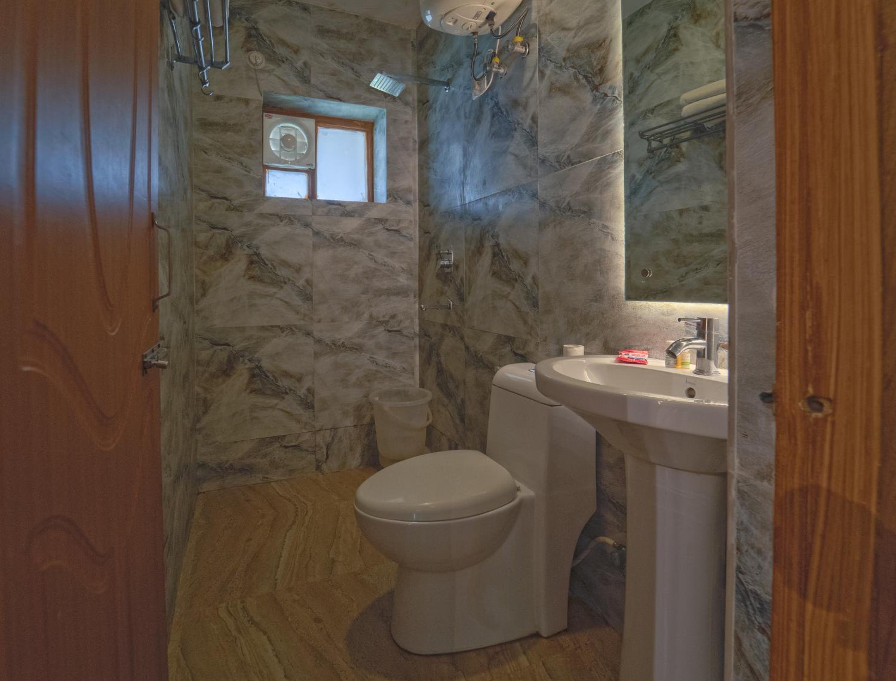 Junior Suite with Balcony - Photo 8