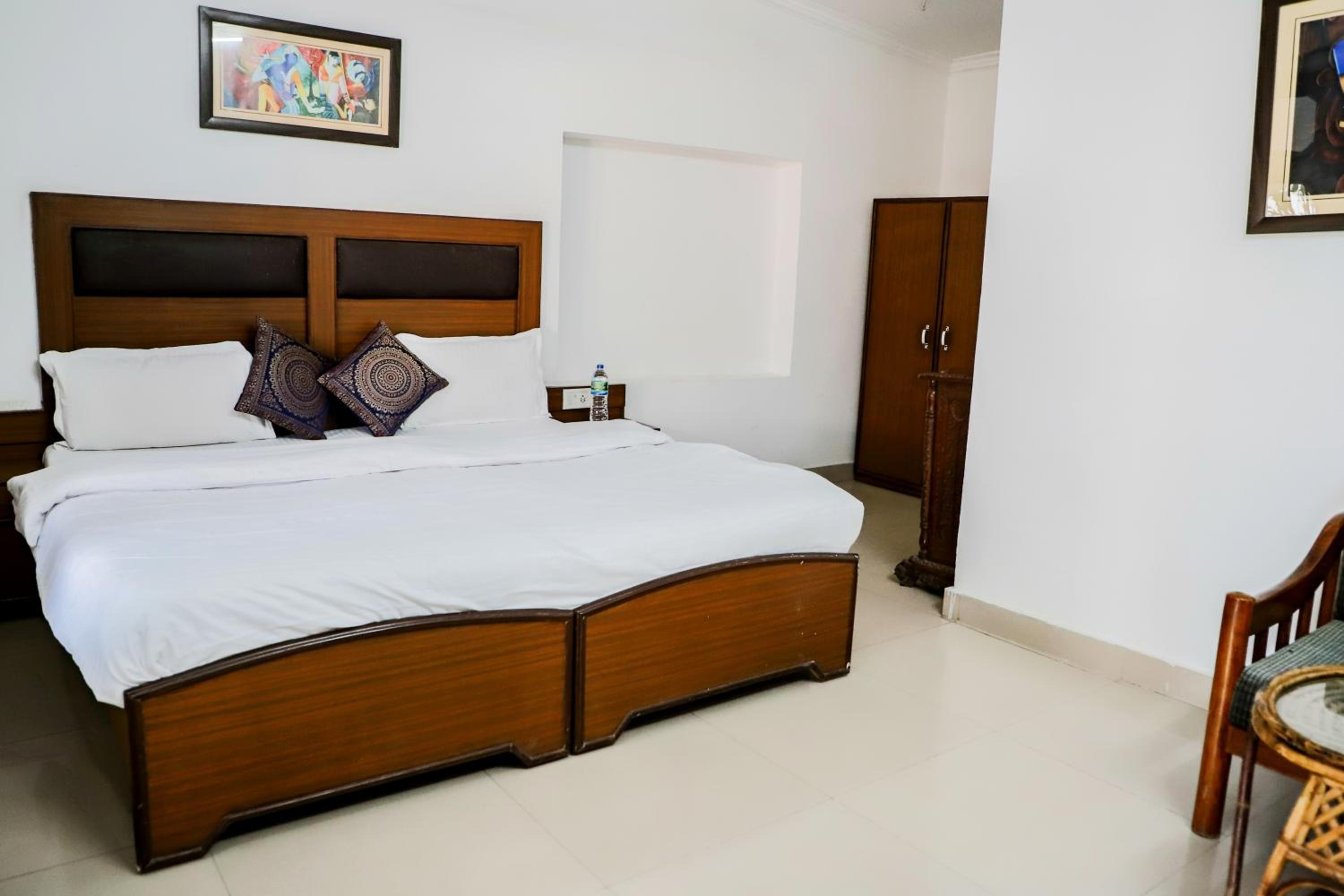 Premium Room with Balcony - Photo 7