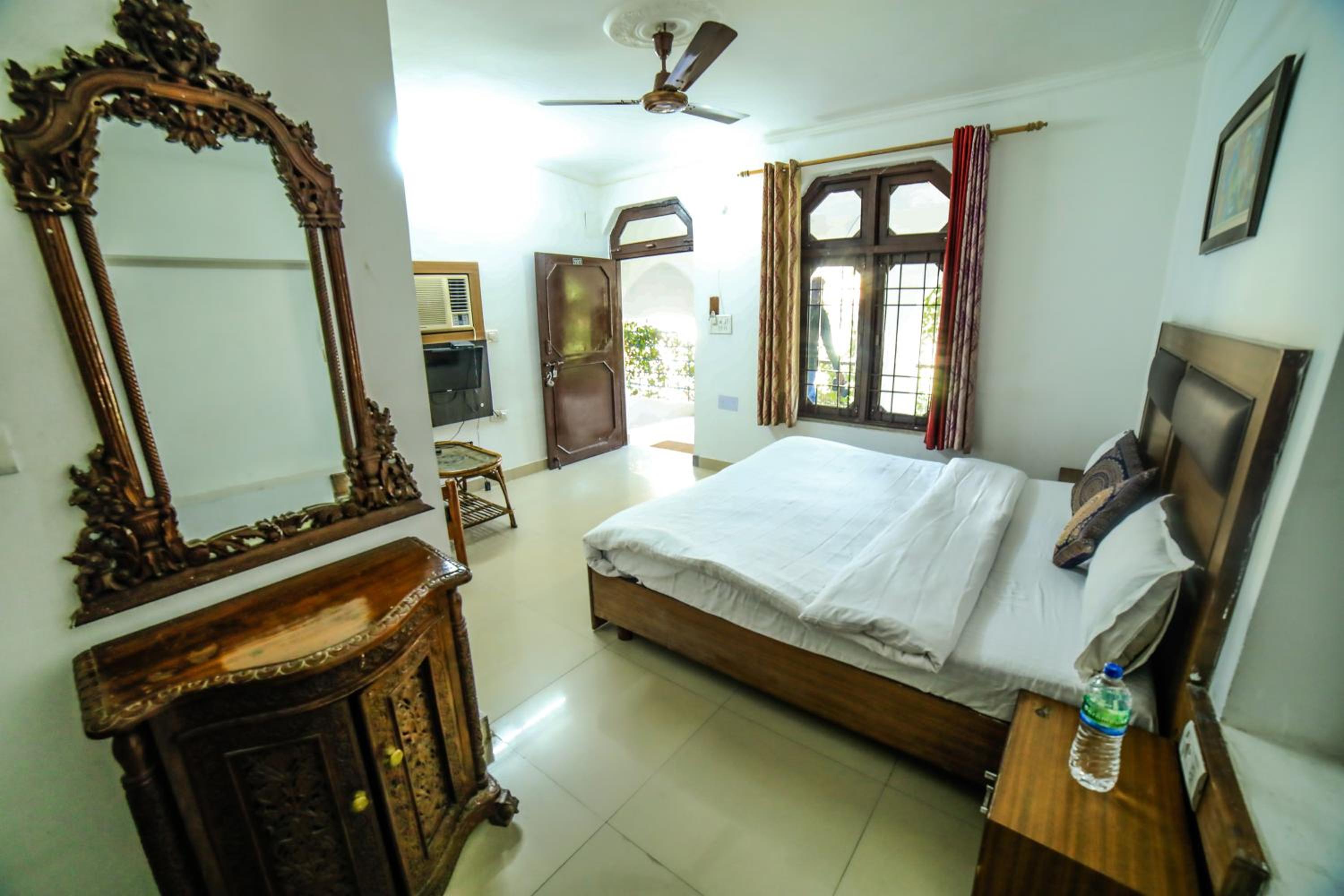 Premium Room with Balcony - Photo 10