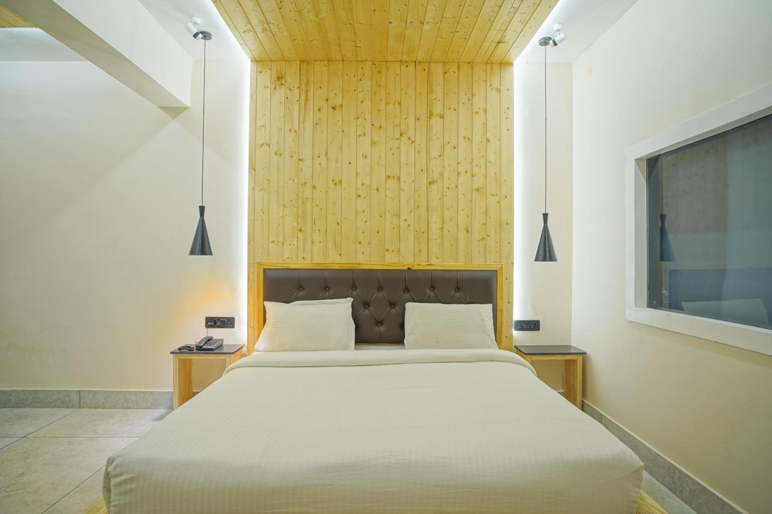 Courtyard View Suite - Photo 9
