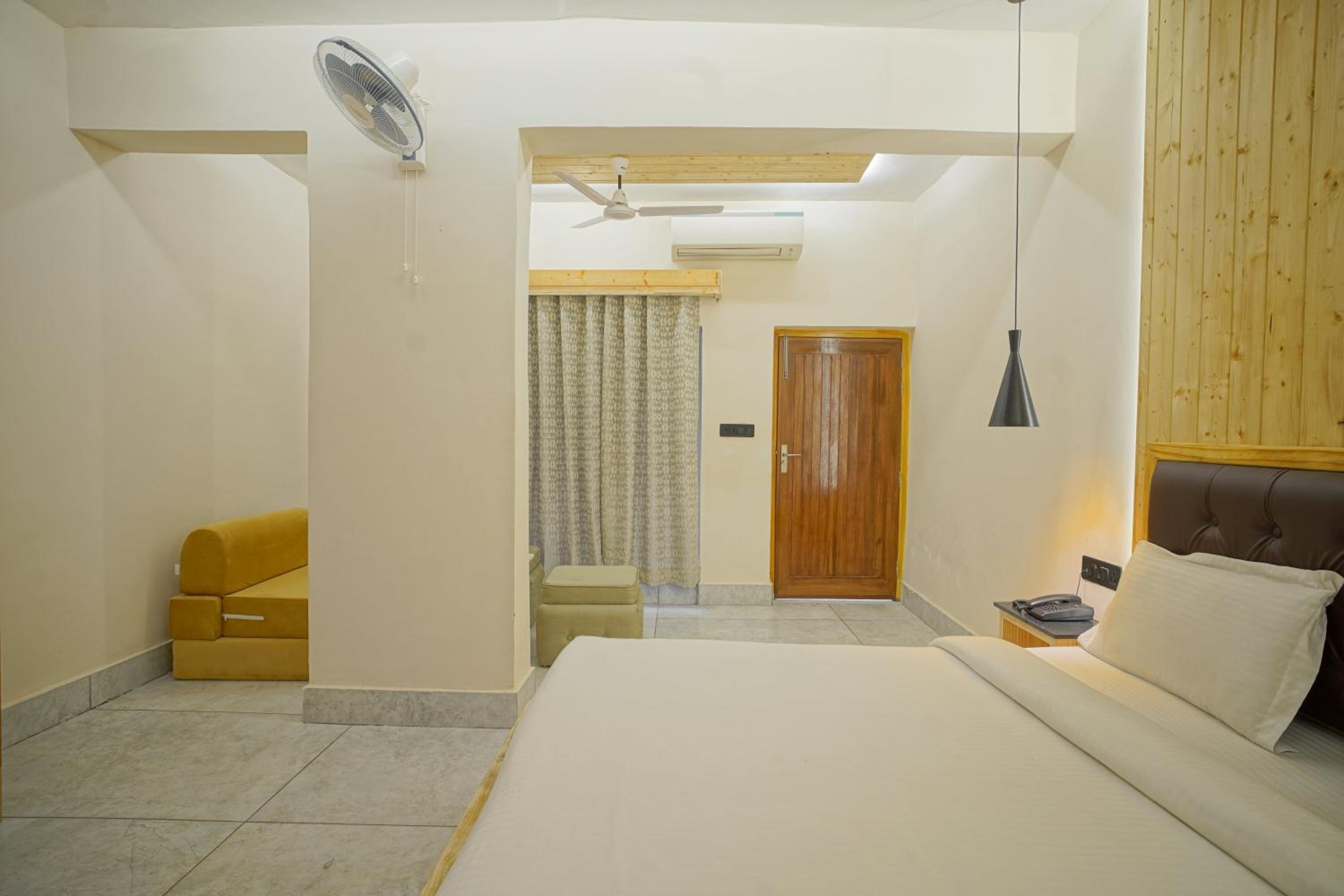 Courtyard View Suite - Photo 8