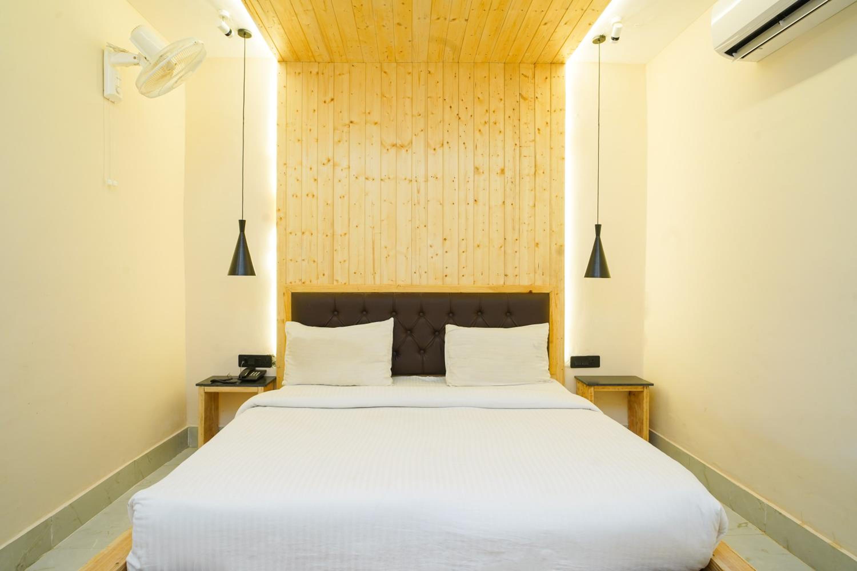 Courtyard View Suite - Photo 7