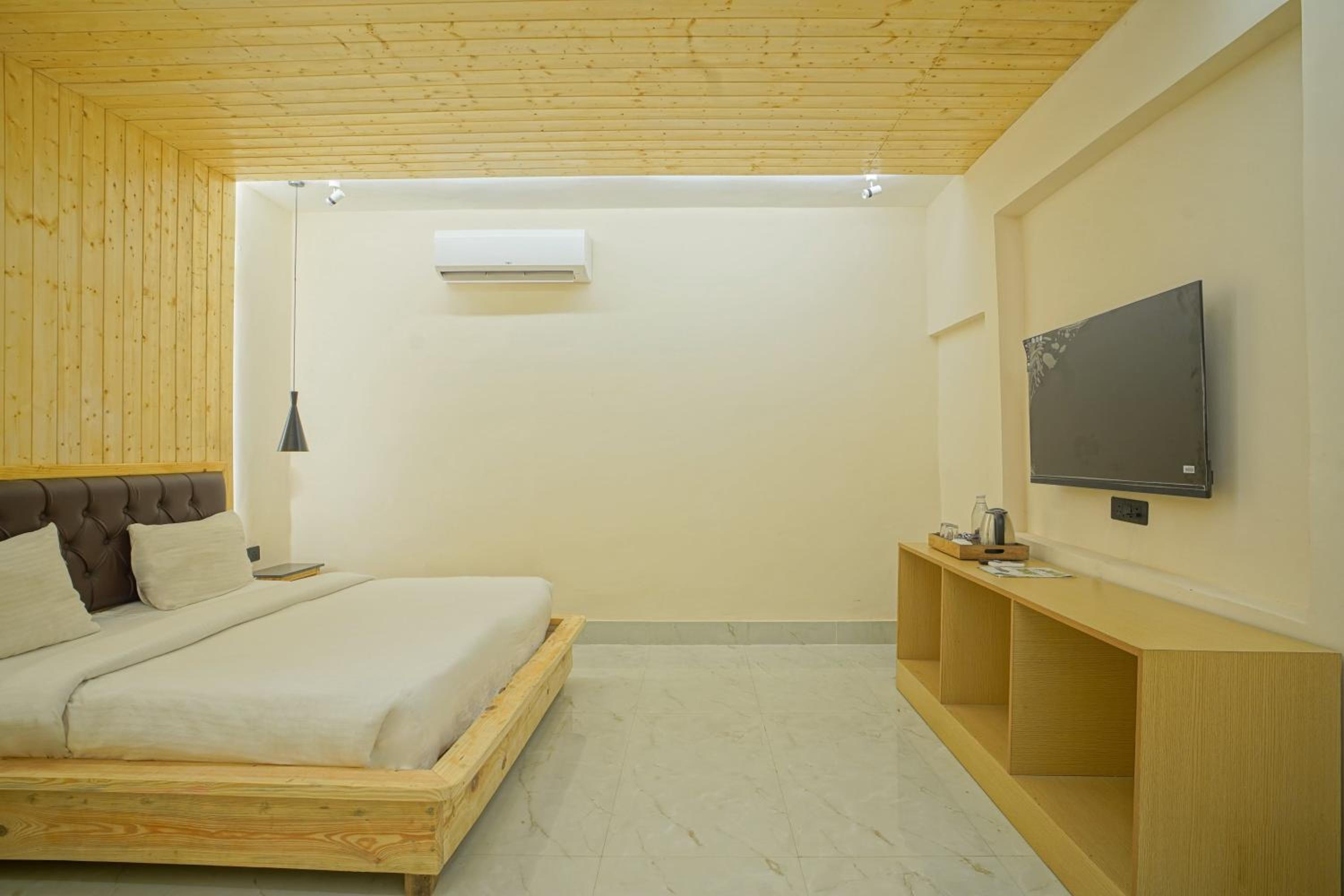 Courtyard View Suite - Photo 6
