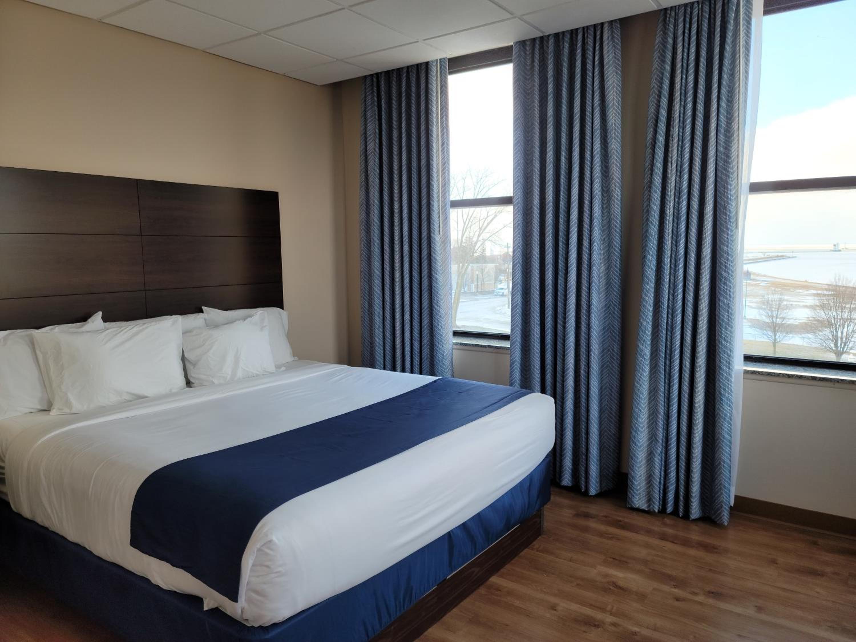Suite with Lake View - Photo 1
