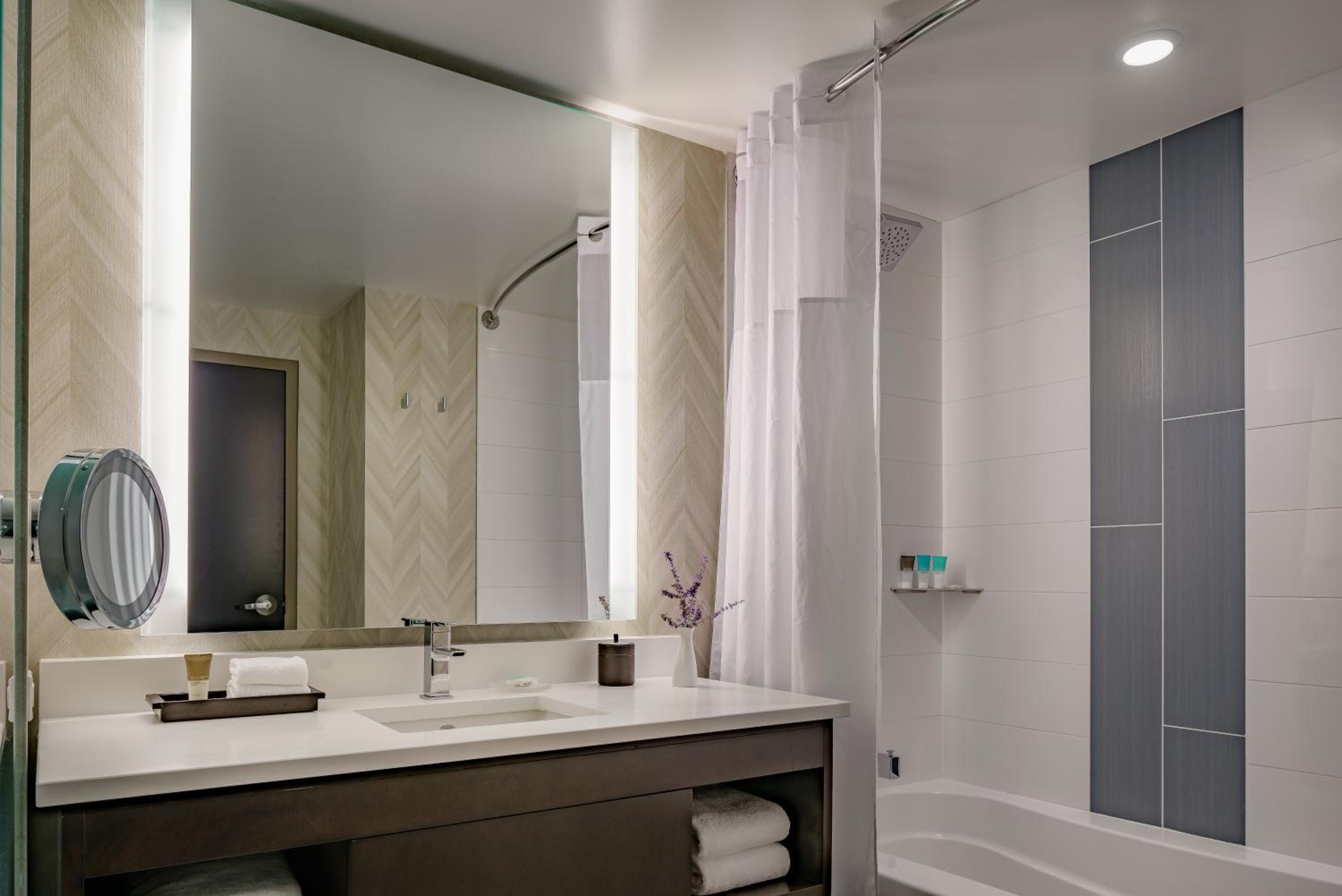 Queen Room with Two Queen Beds and tub - Disability access