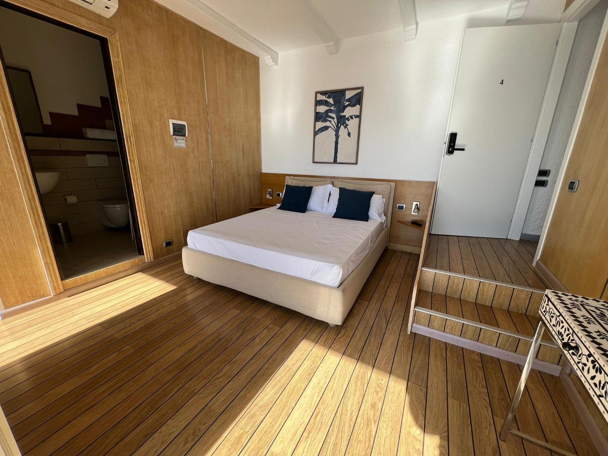 Deluxe Double Room with Balcony and Sea View