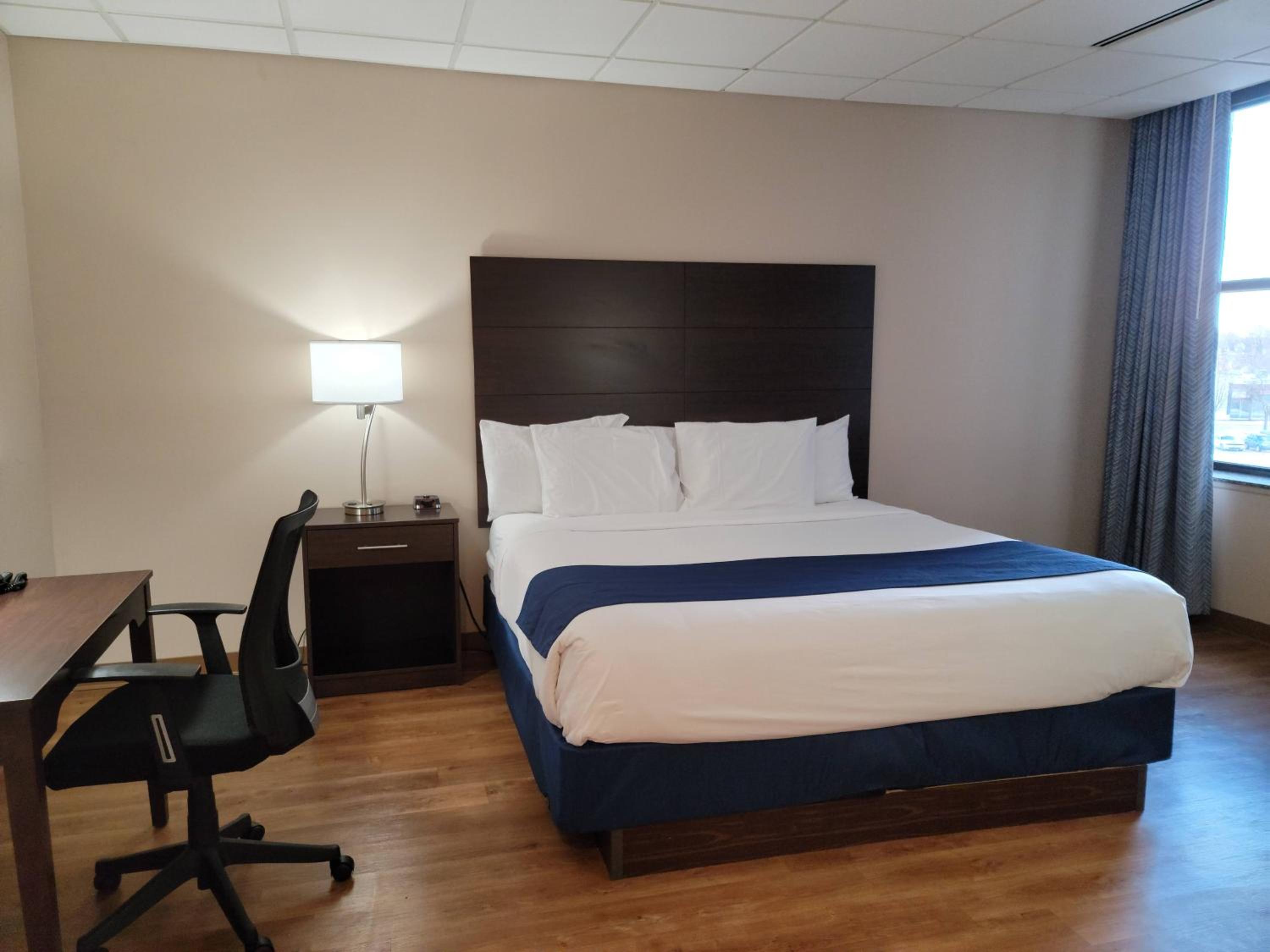 Deluxe King Room - Photo 1