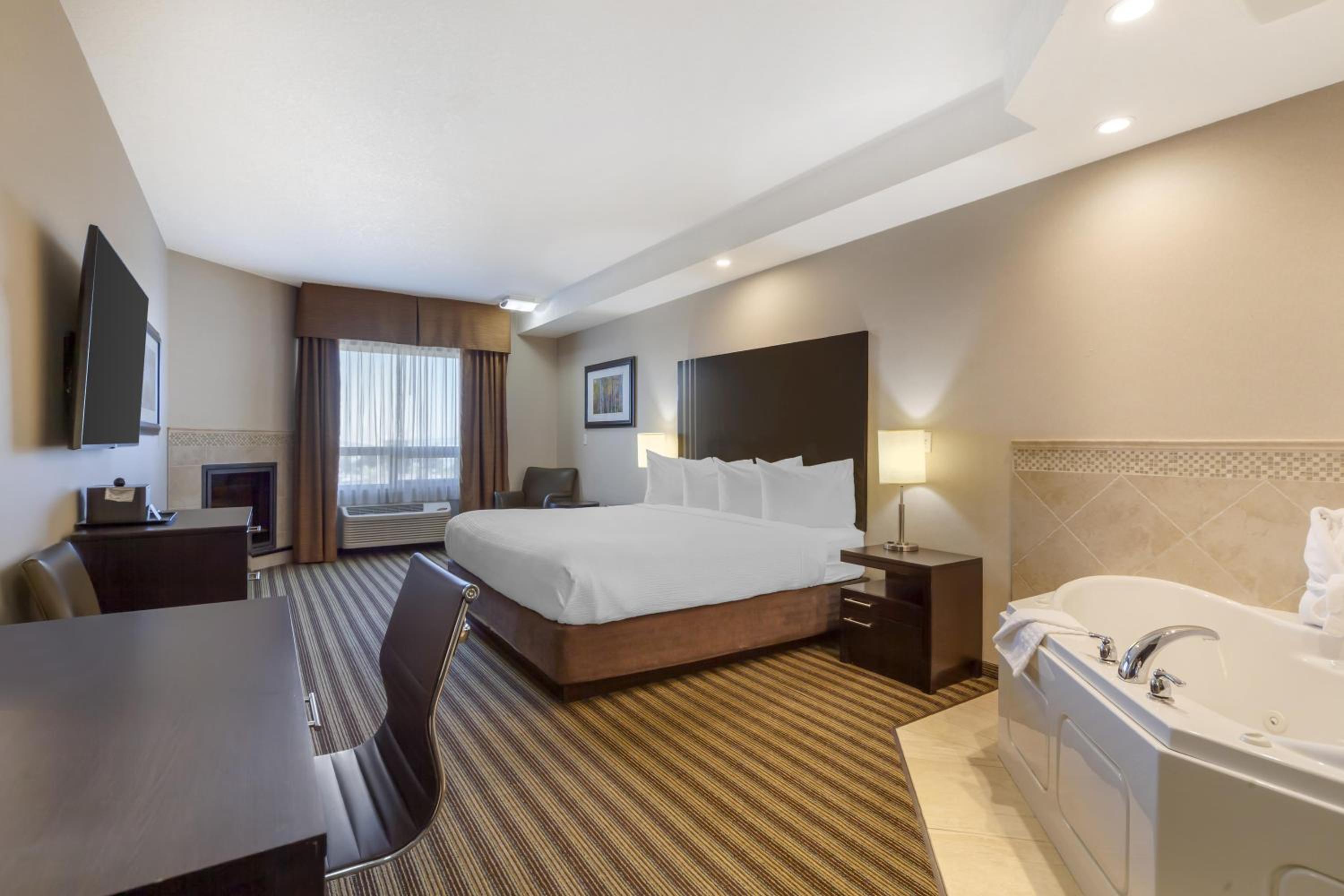 Junior King Suite with Spa Bath and Fireplace - Non-Smoking