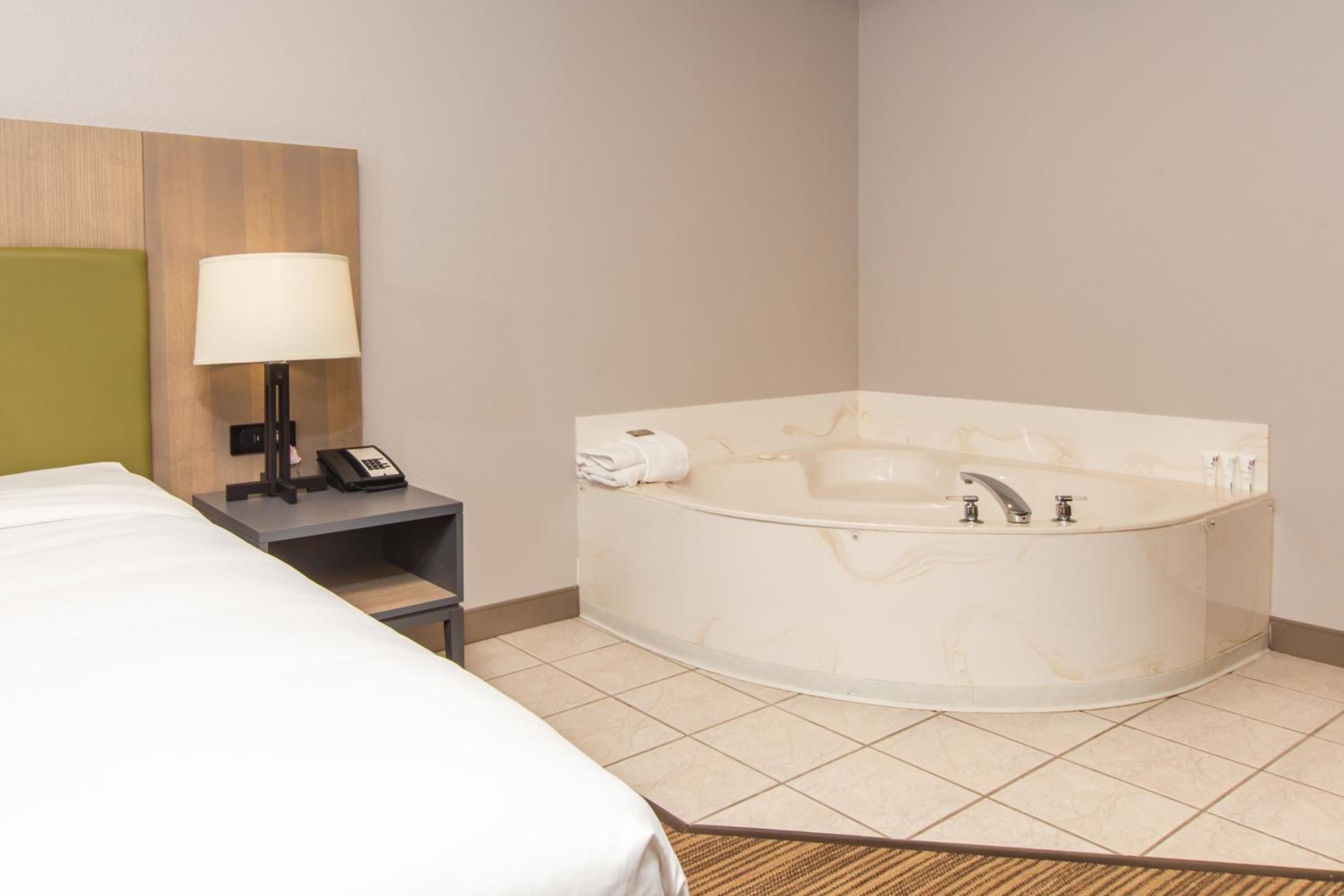 King Suite with Whirlpool - Non-Smoking - Photo 3
