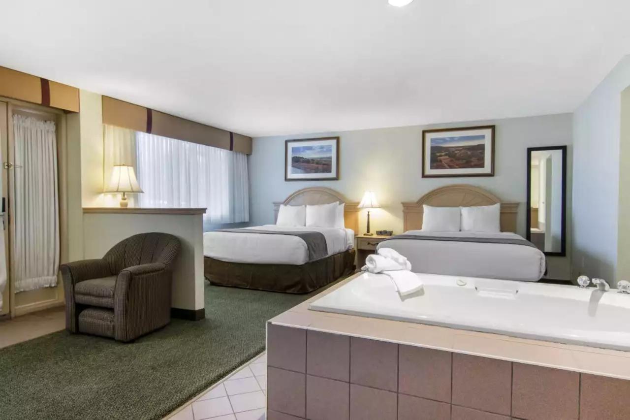Suite with Hot Tub