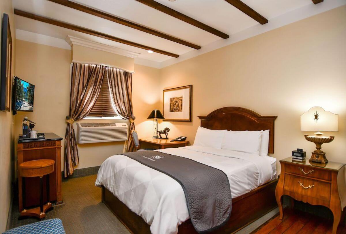 Deluxe Queen Room