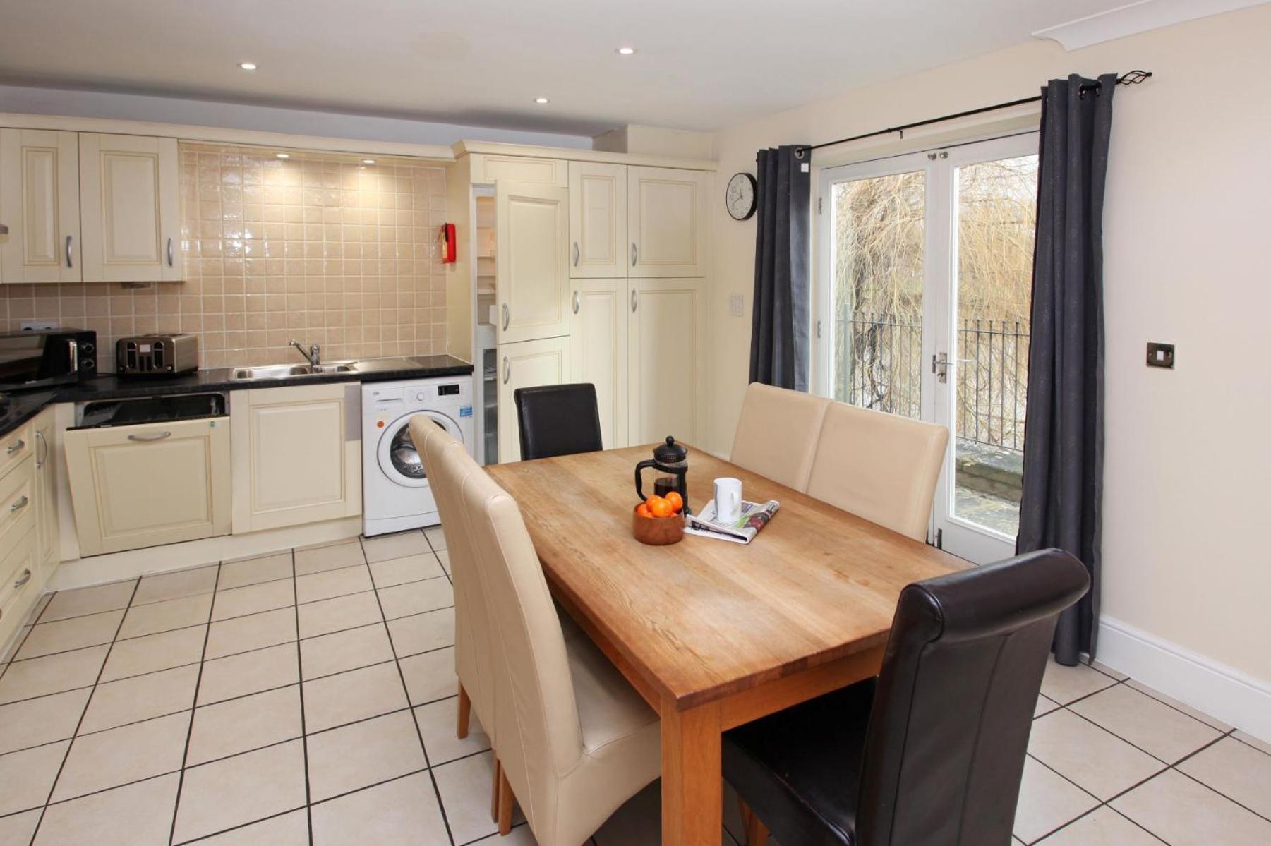 Four-Bedroom House - Photo 3