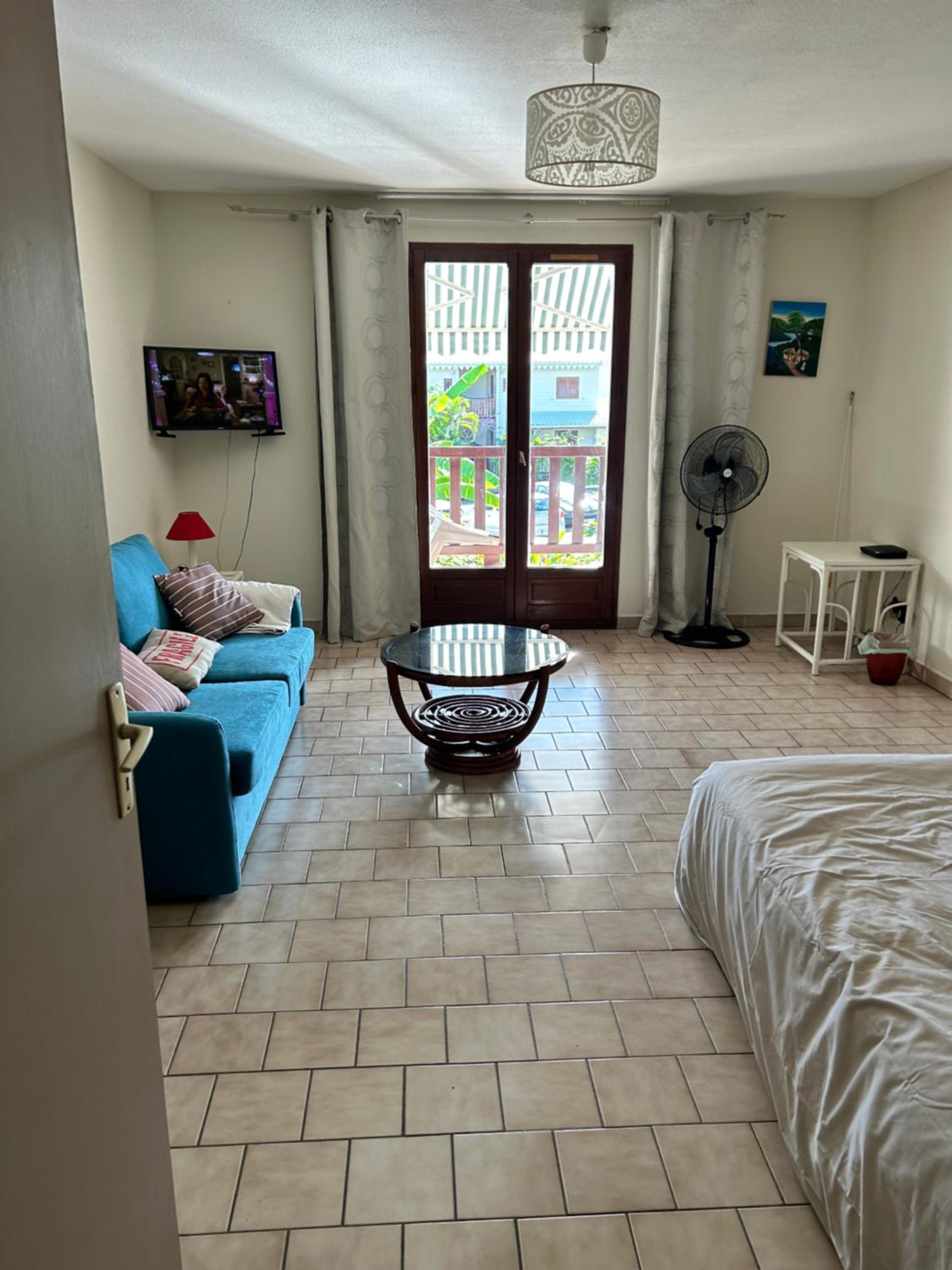 One-Bedroom Apartment photo 2