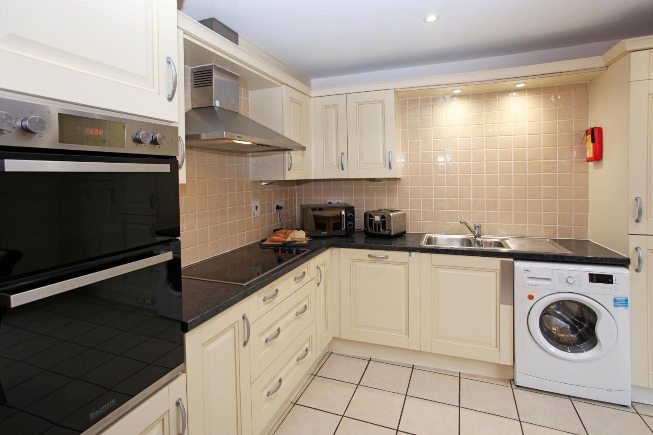 Four-Bedroom House - Photo 22